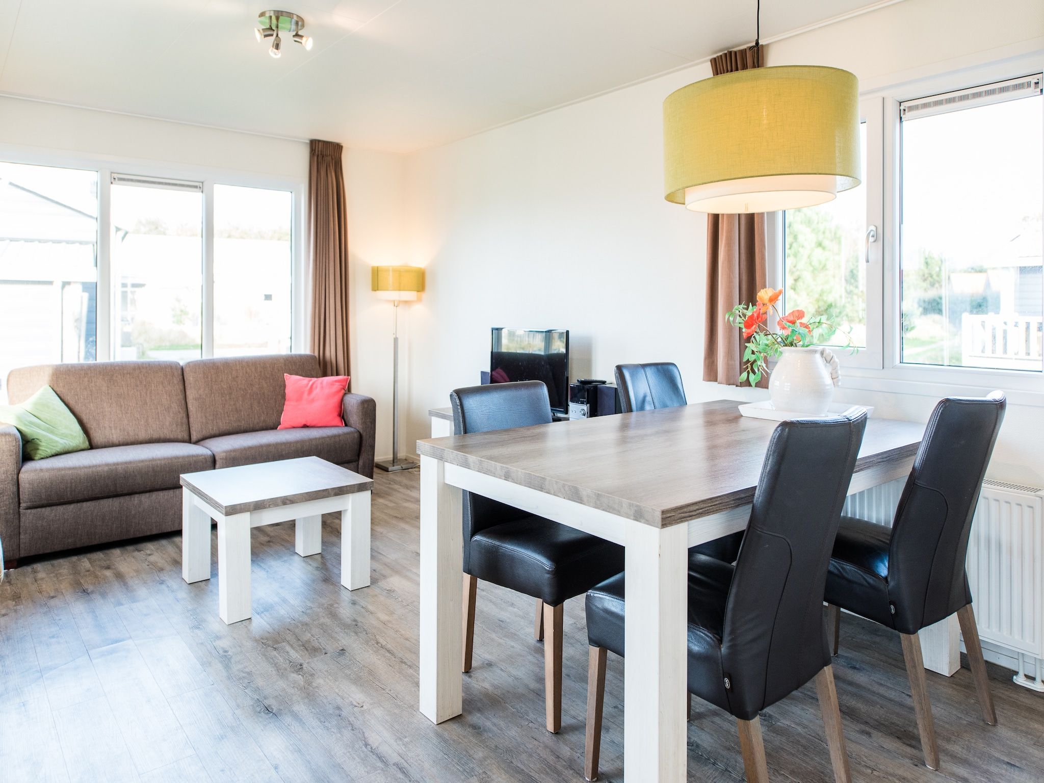 De eetkamer van Vakantiepark Boomhiemke 6 in Hollum-Ameland