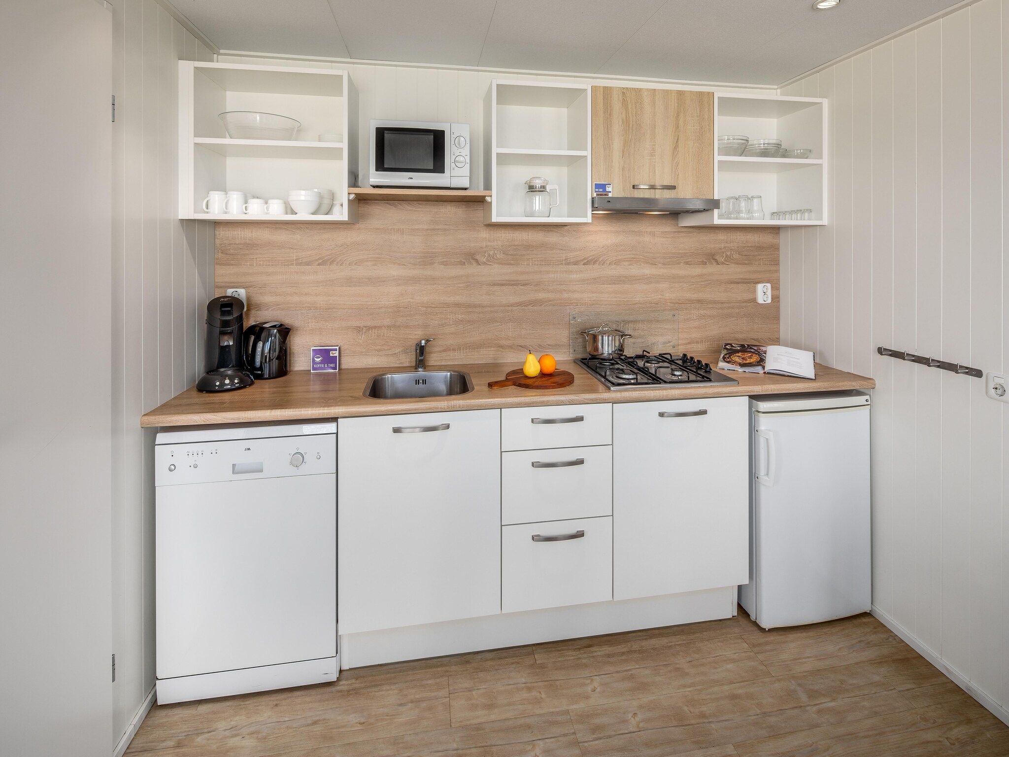 De keuken van Vakantiepark Beach Resort 6 in Kamperland