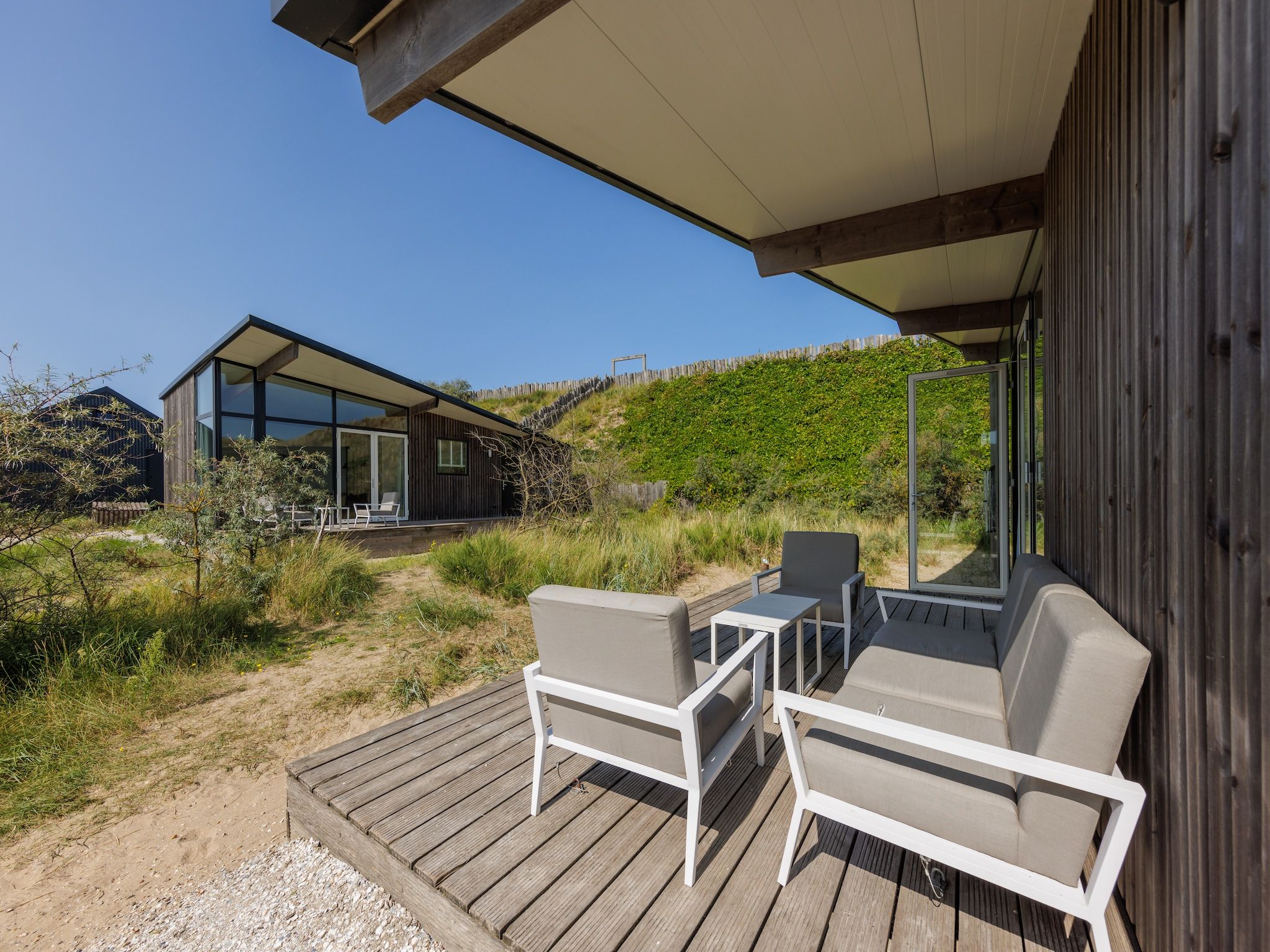Het terras van Sea Lodges Bloemendaal 5 in Bloemendaal