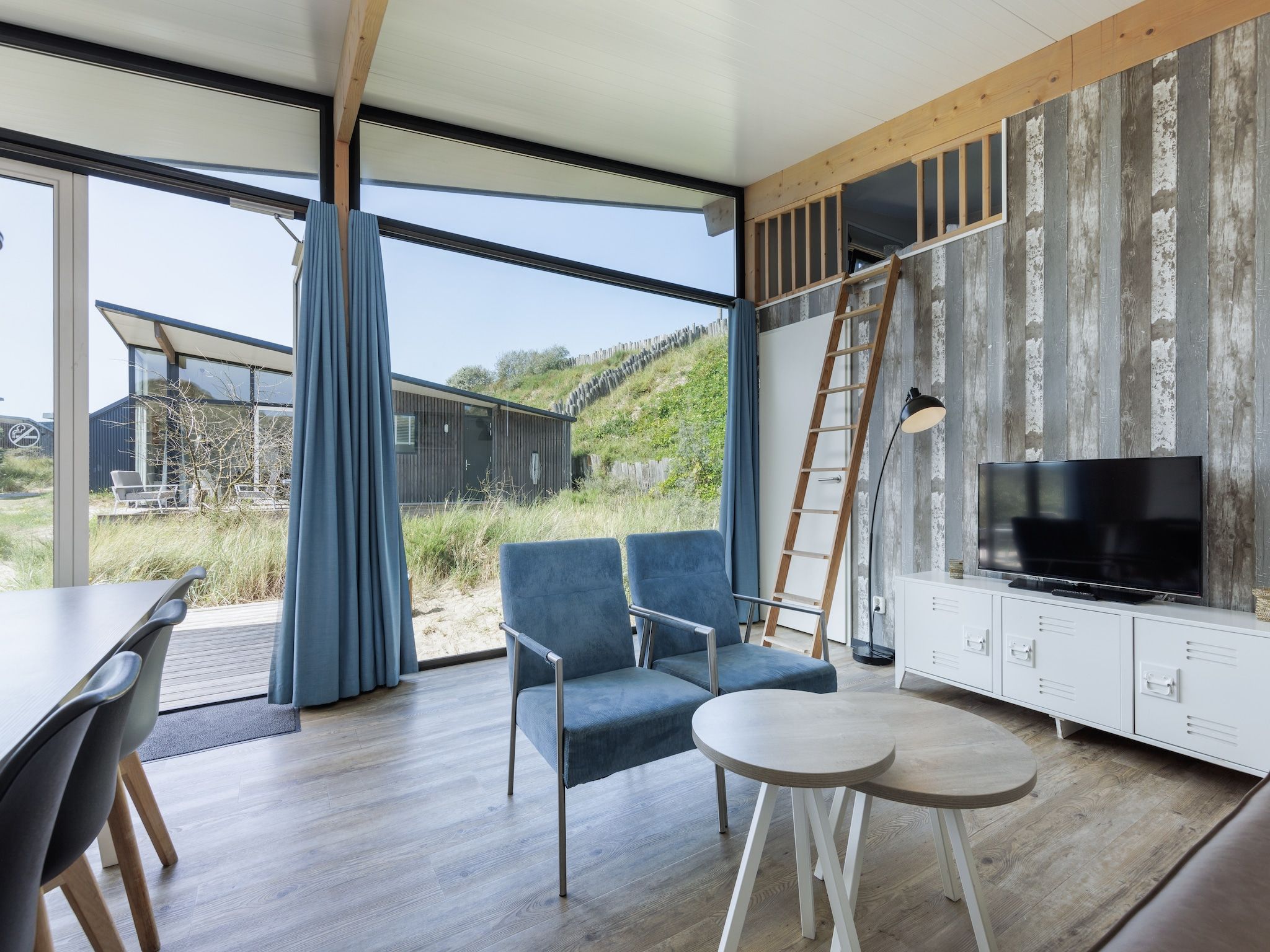 De woonkamer van Sea Lodges Bloemendaal 5 in Bloemendaal