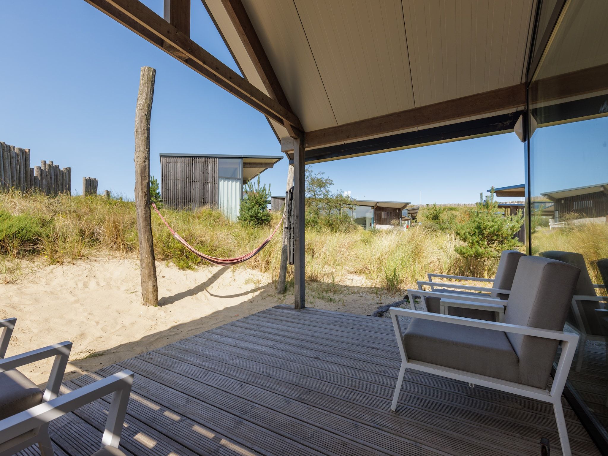Het terras van Sea Lodges Bloemendaal 2 in Bloemendaal