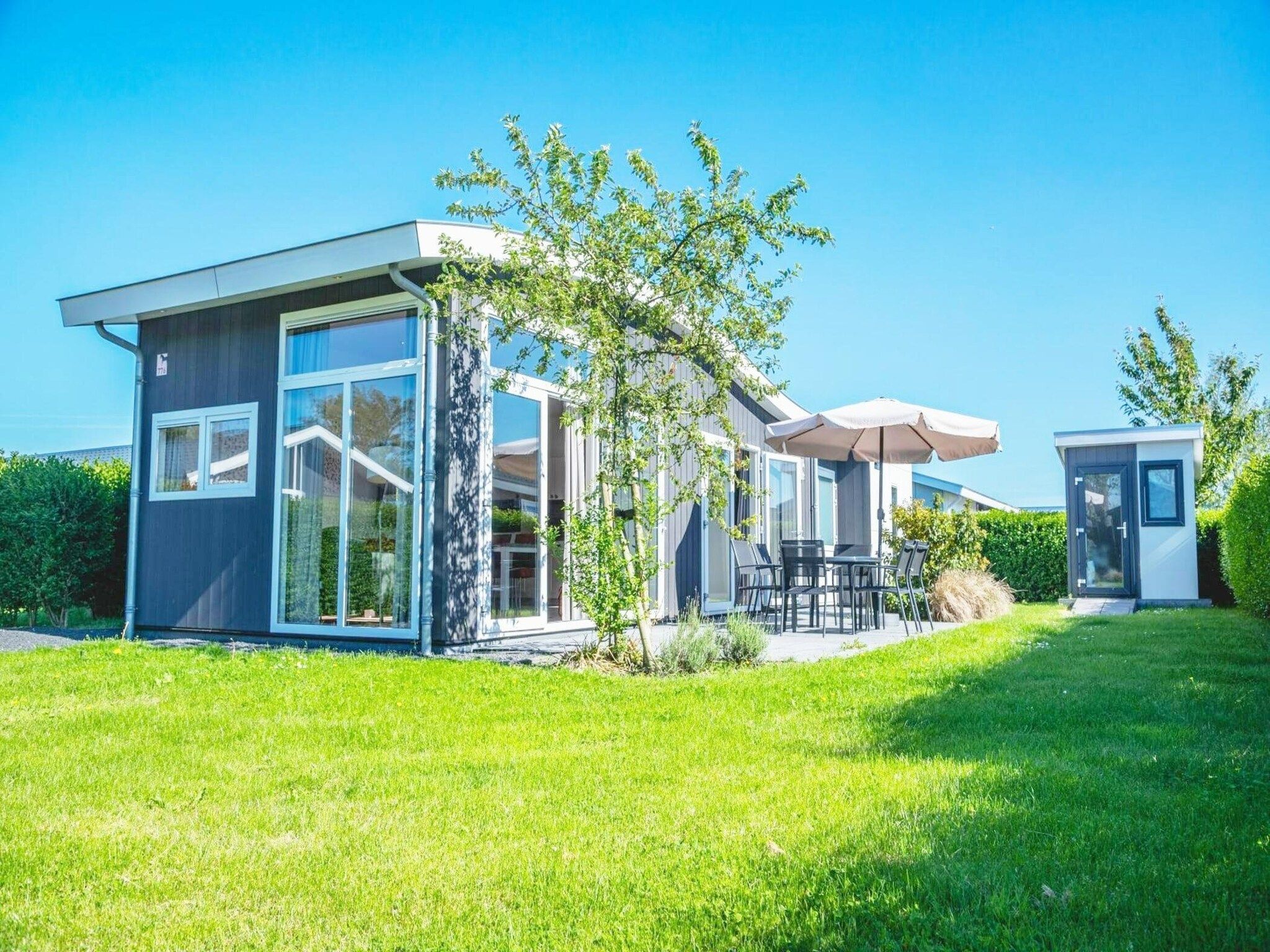 De buitenkant van Beemsterdijk  6 personen in West-Graftdijk