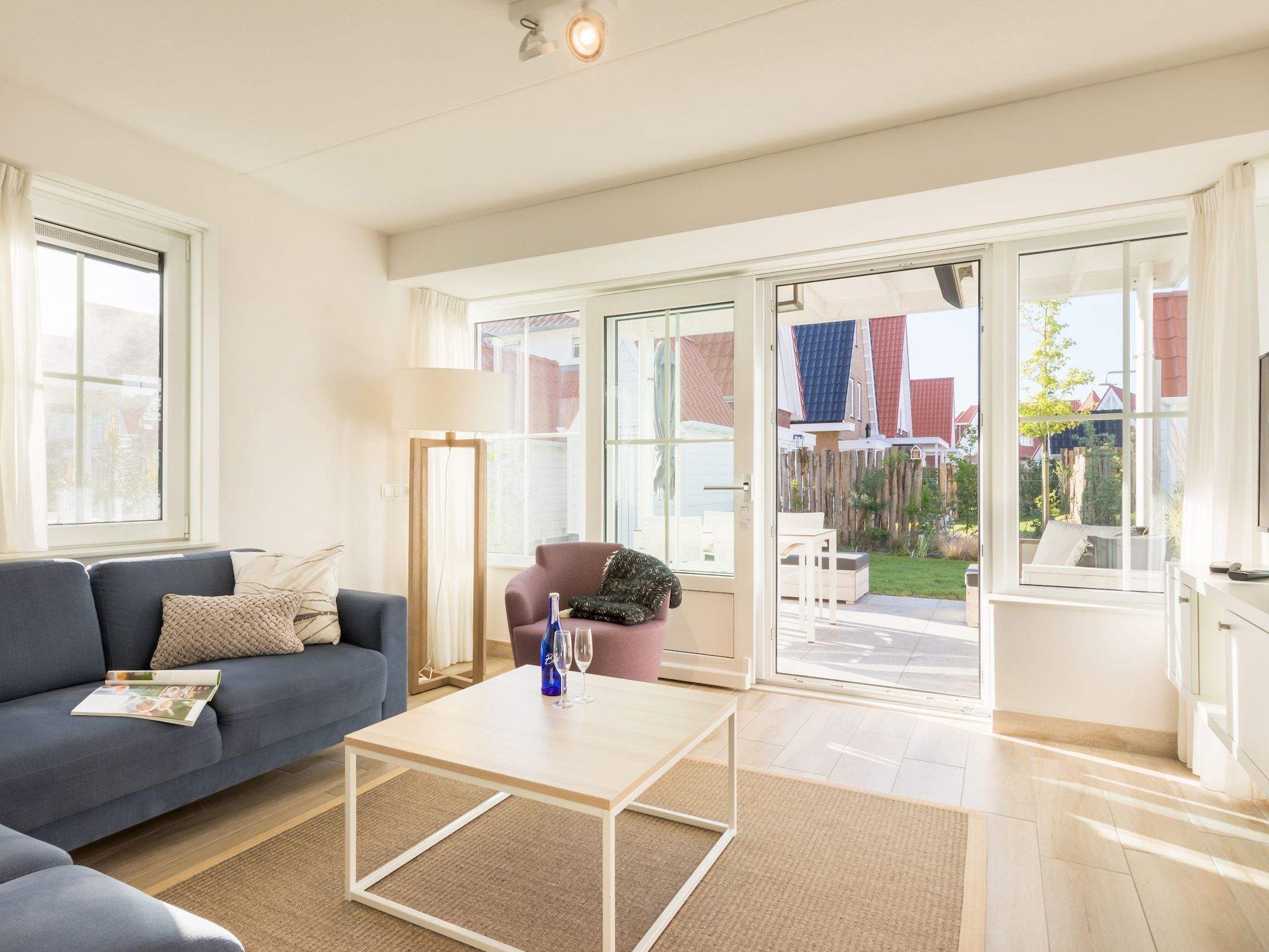De woonkamer van Noordzee Résidence Dishoek 4 in Koudekerke