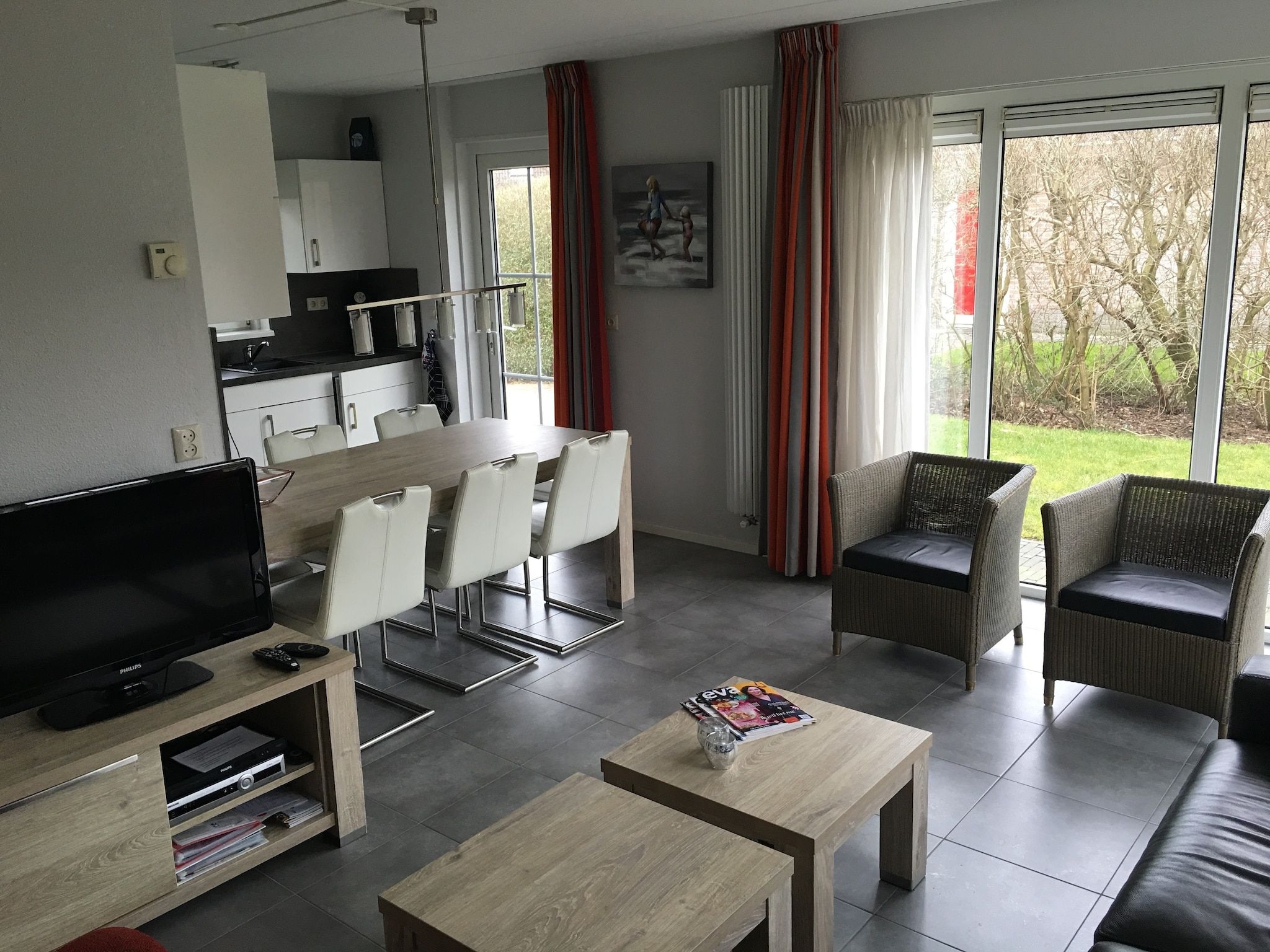 De woonkamer van Buitenplaats It Wiid 7 in Eernewoud