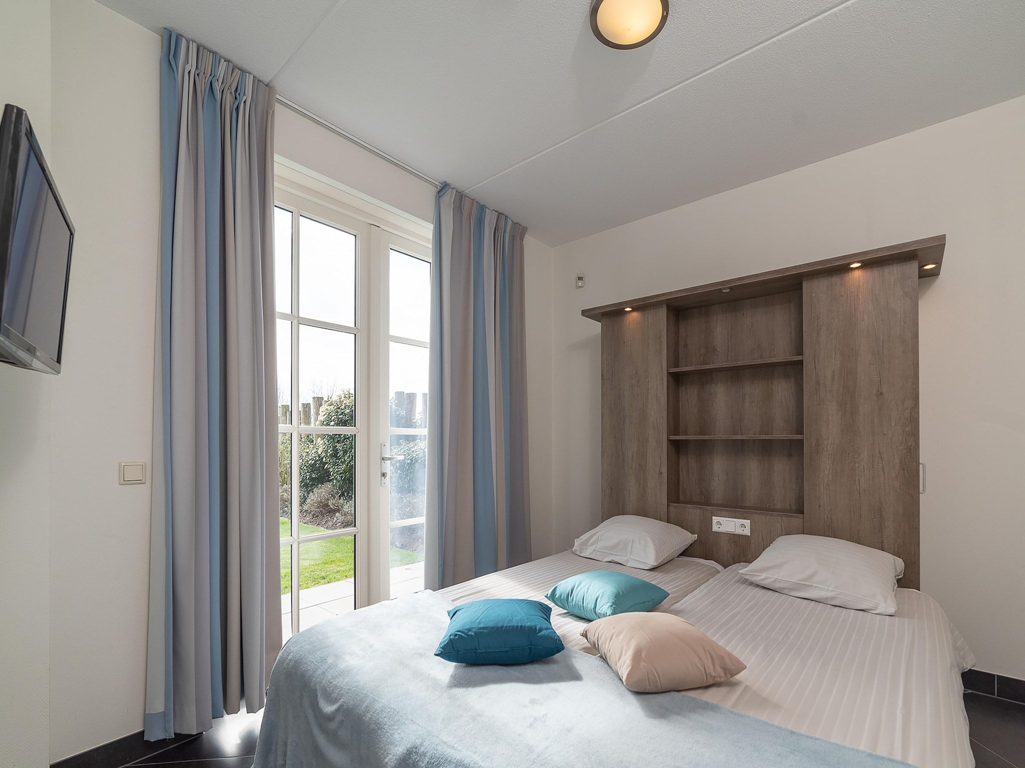 Een slaapkamer van Luxe Beveland met Zwembad in Colijnsplaat