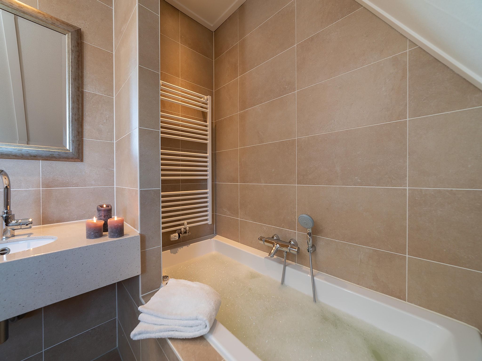 De badkamer van Luxe Beveland met Zwembad in Colijnsplaat