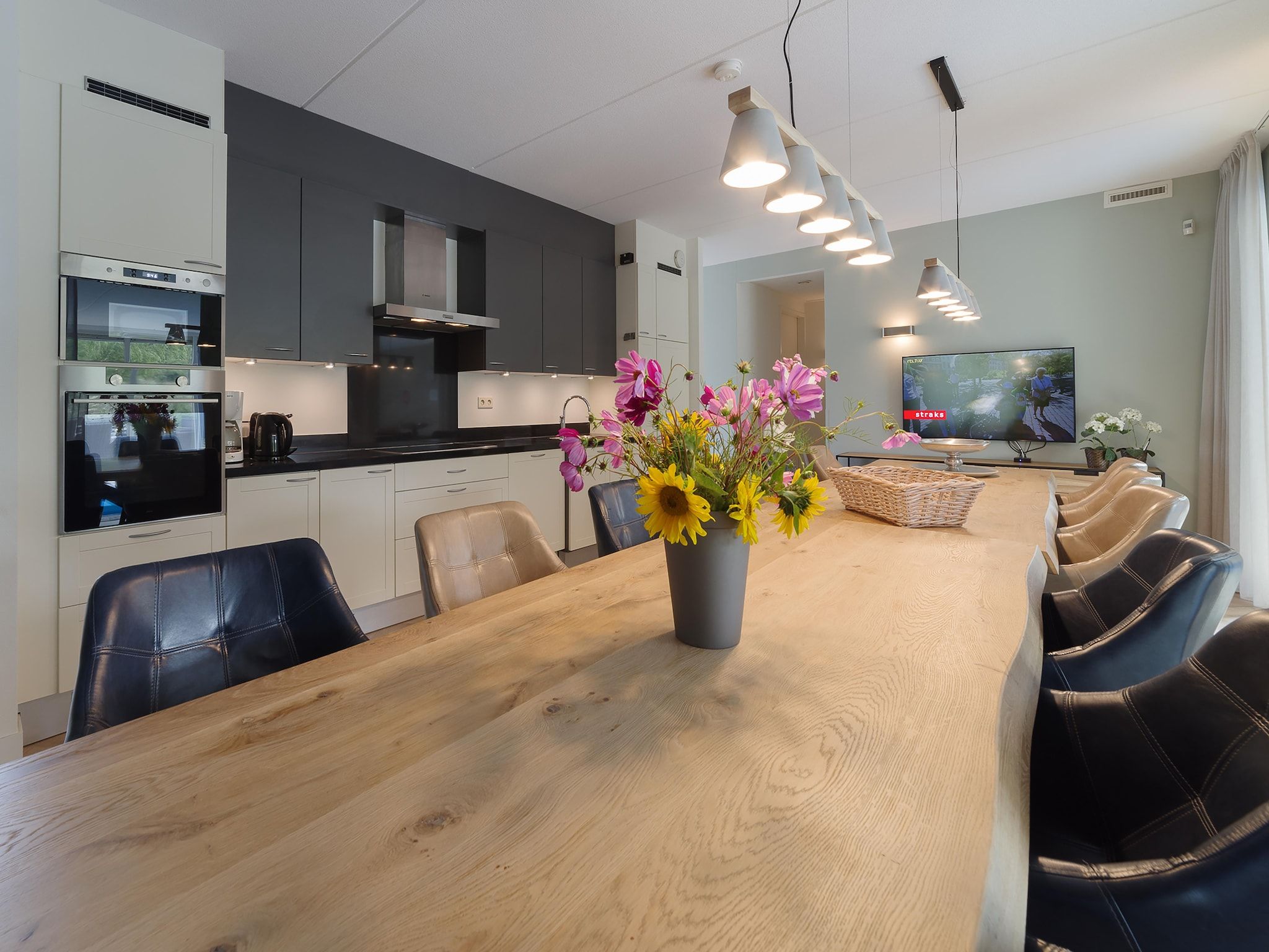 De keuken van Luxe Beveland met Zwembad in Colijnsplaat