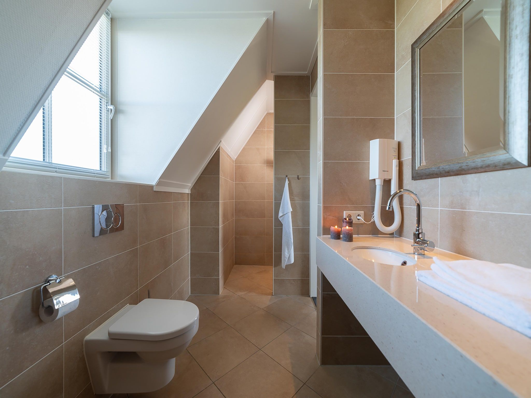 De badkamer van Luxe Beveland met zwembad  sauna in Colijnsplaat