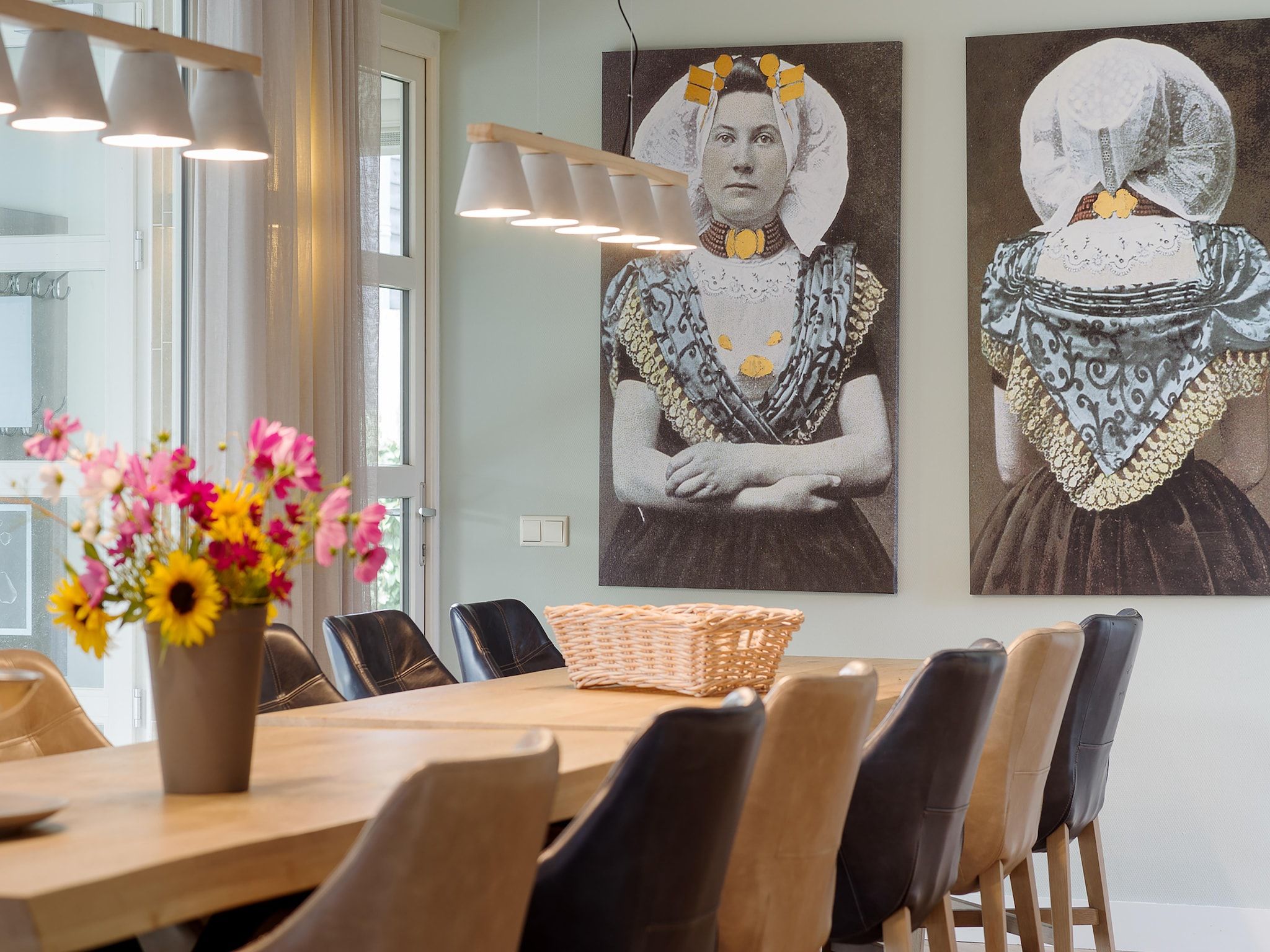 De eetkamer van Luxe Beveland met zwembad  sauna in Colijnsplaat