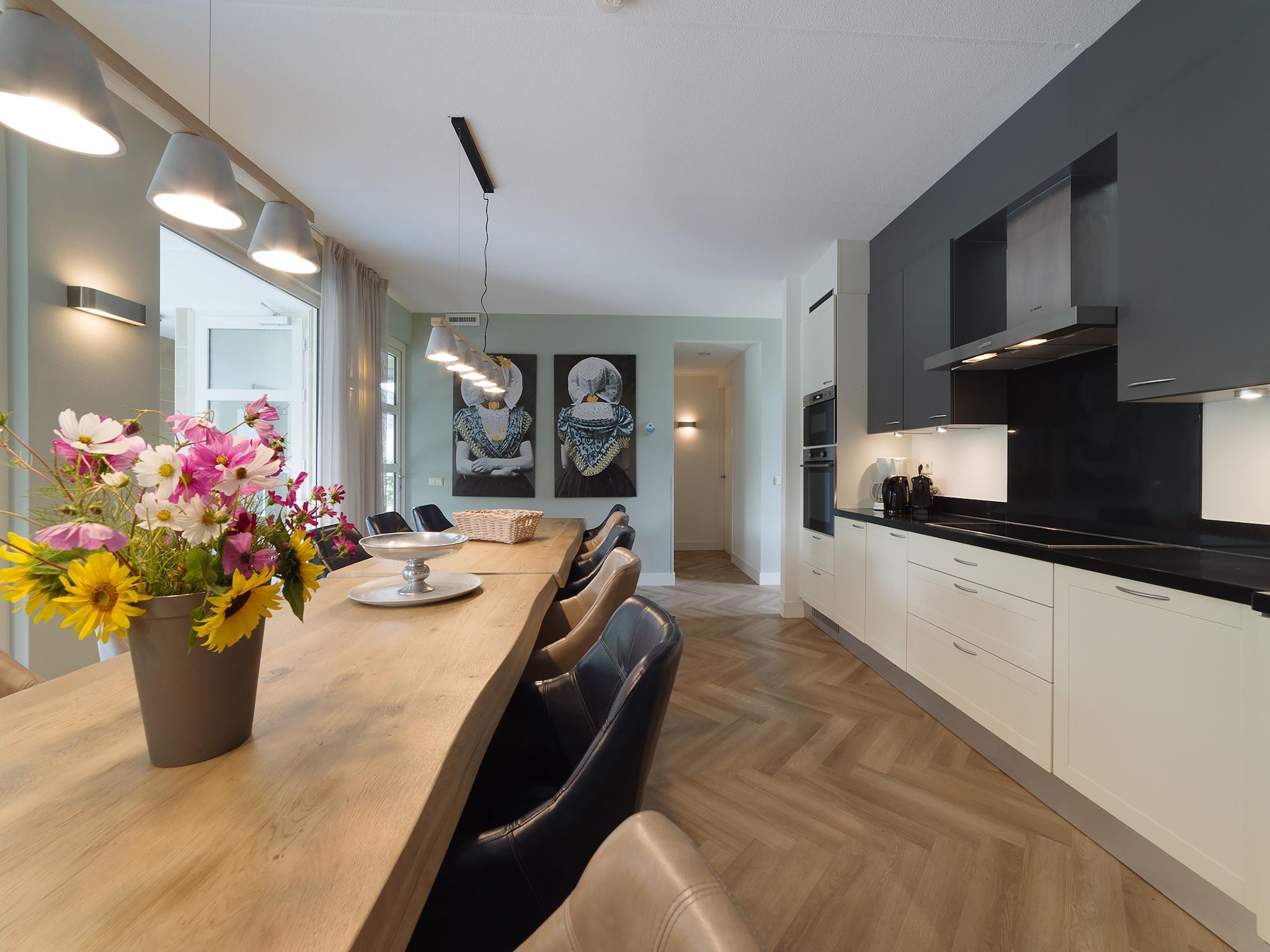 De eetkamer van Luxe Beveland met zwembad  sauna in Colijnsplaat