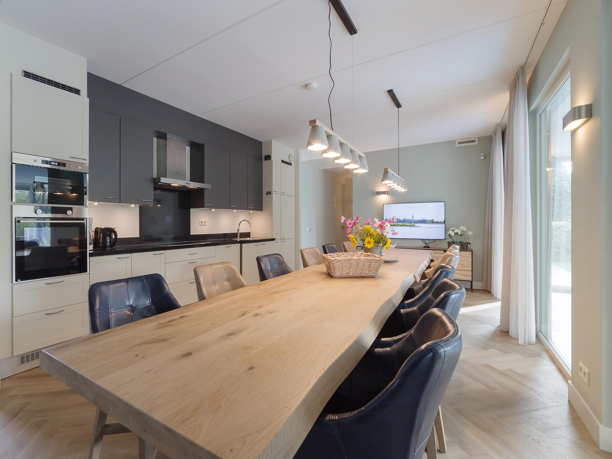 De keuken van Luxe Beveland met zwembad  sauna in Colijnsplaat