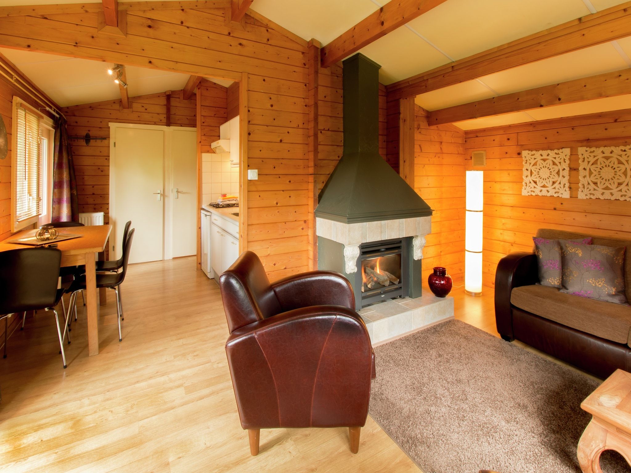 De woonkamer van Chaletpark Kuiperberg 4 in Ootmarsum
