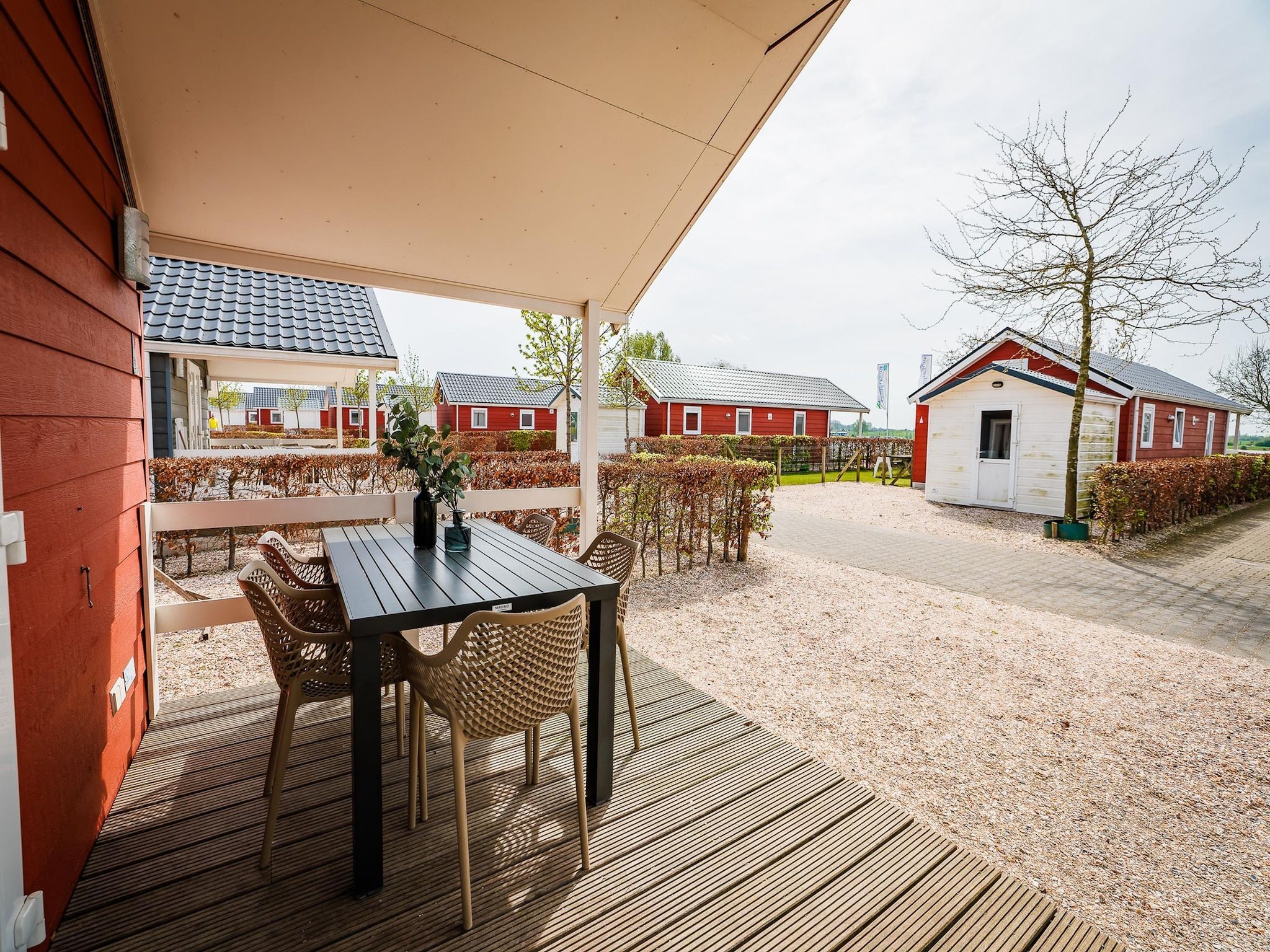 Het terras van Vakantiepark Eiland van Maurik 2 in Maurik