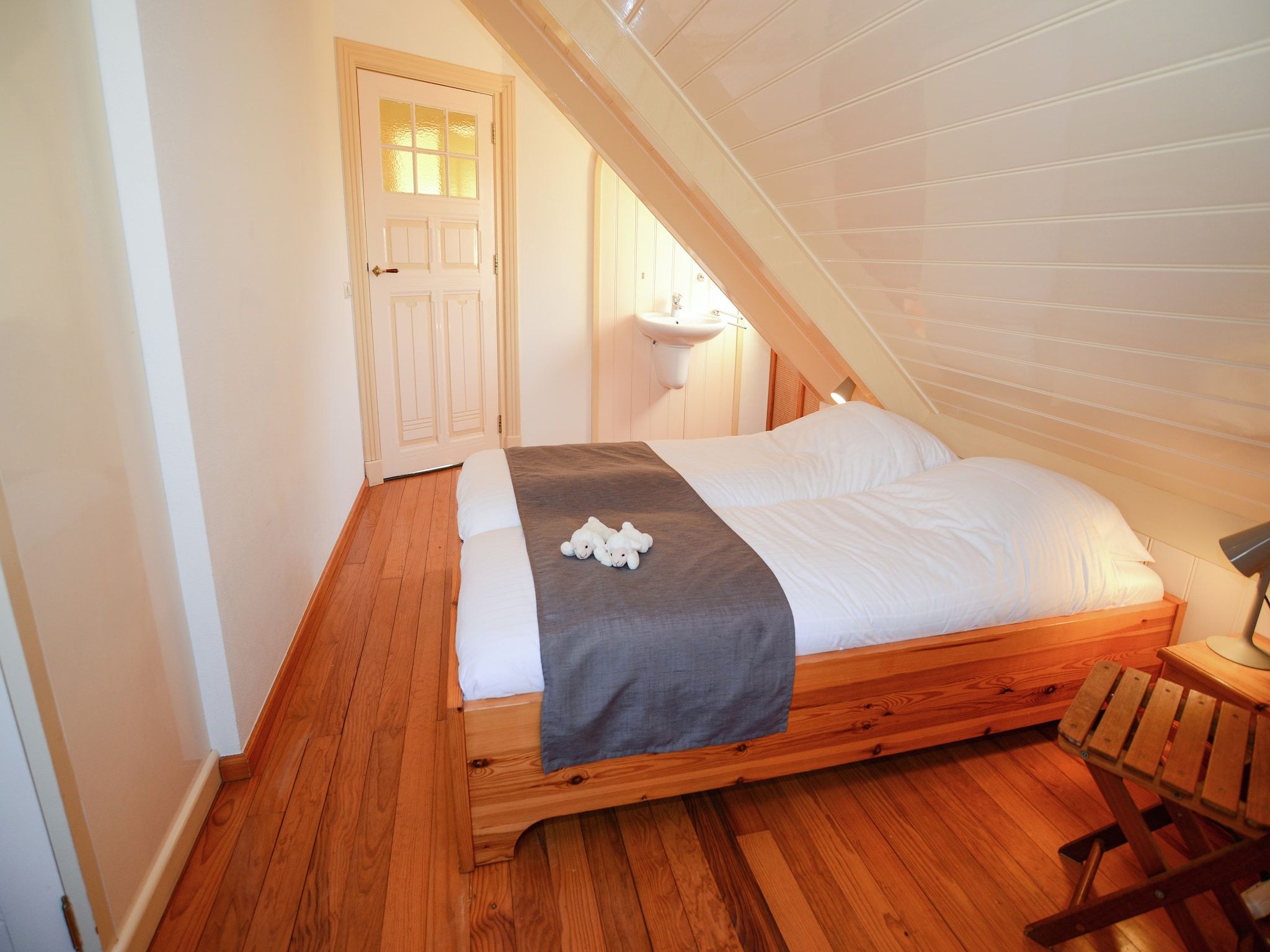 Een slaapkamer van De Kerkuil in De Cocksdorp-Texel