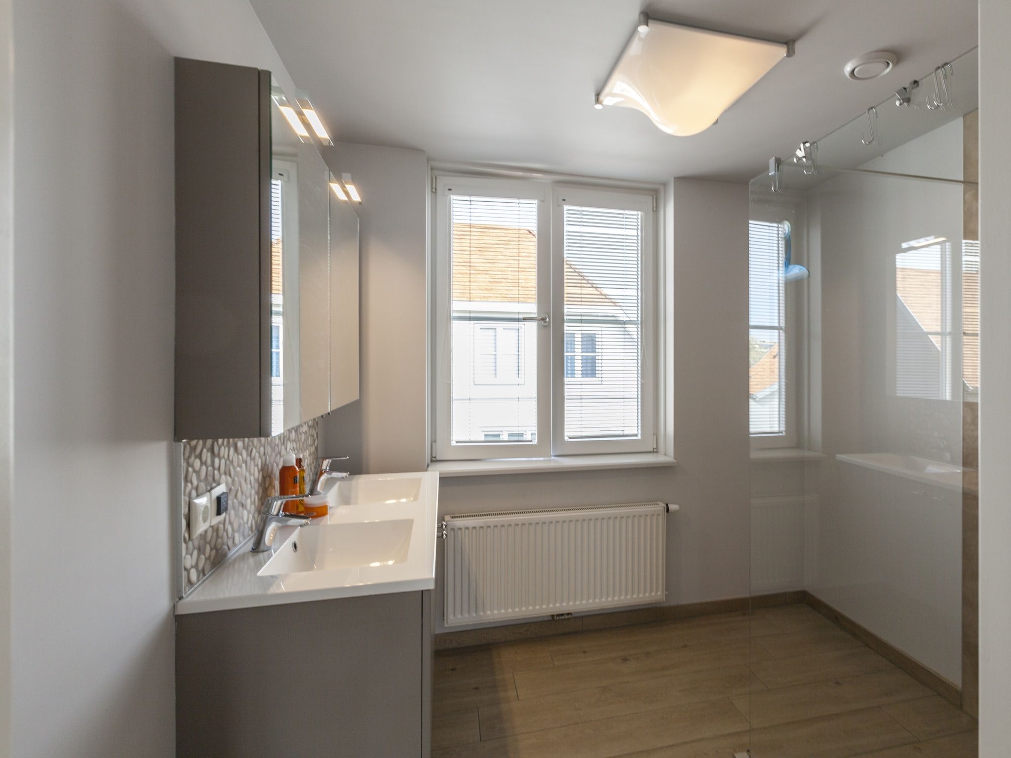 De badkamer van Villa Zandduin in Cadzand