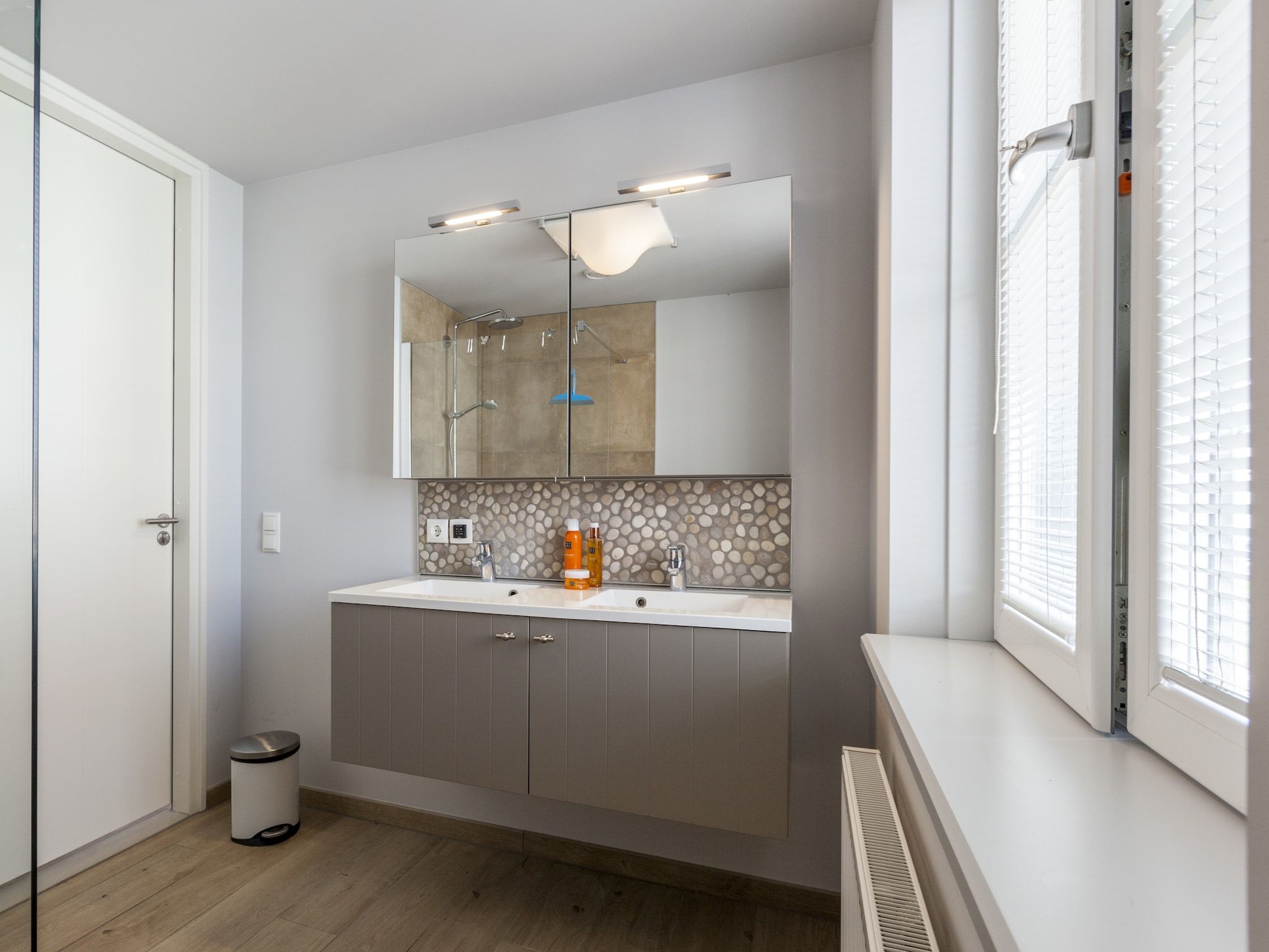 De badkamer van Villa Zandduin in Cadzand
