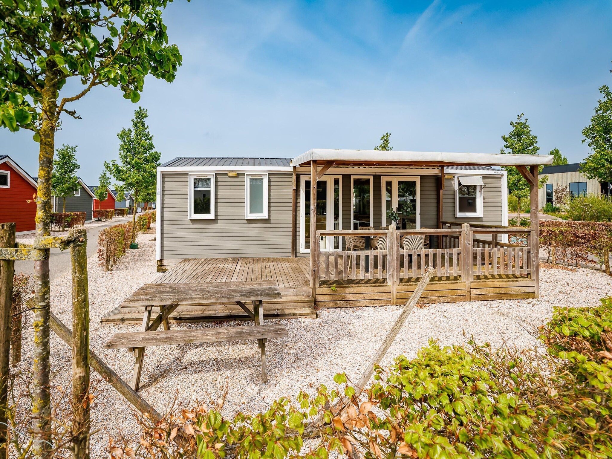 De buitenkant van Vakantiepark Eiland van Maurik 3 in Maurik