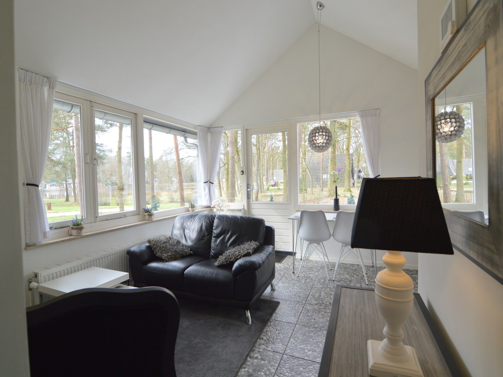 De woonkamer van Bungalow nummer 1 in Stramproy