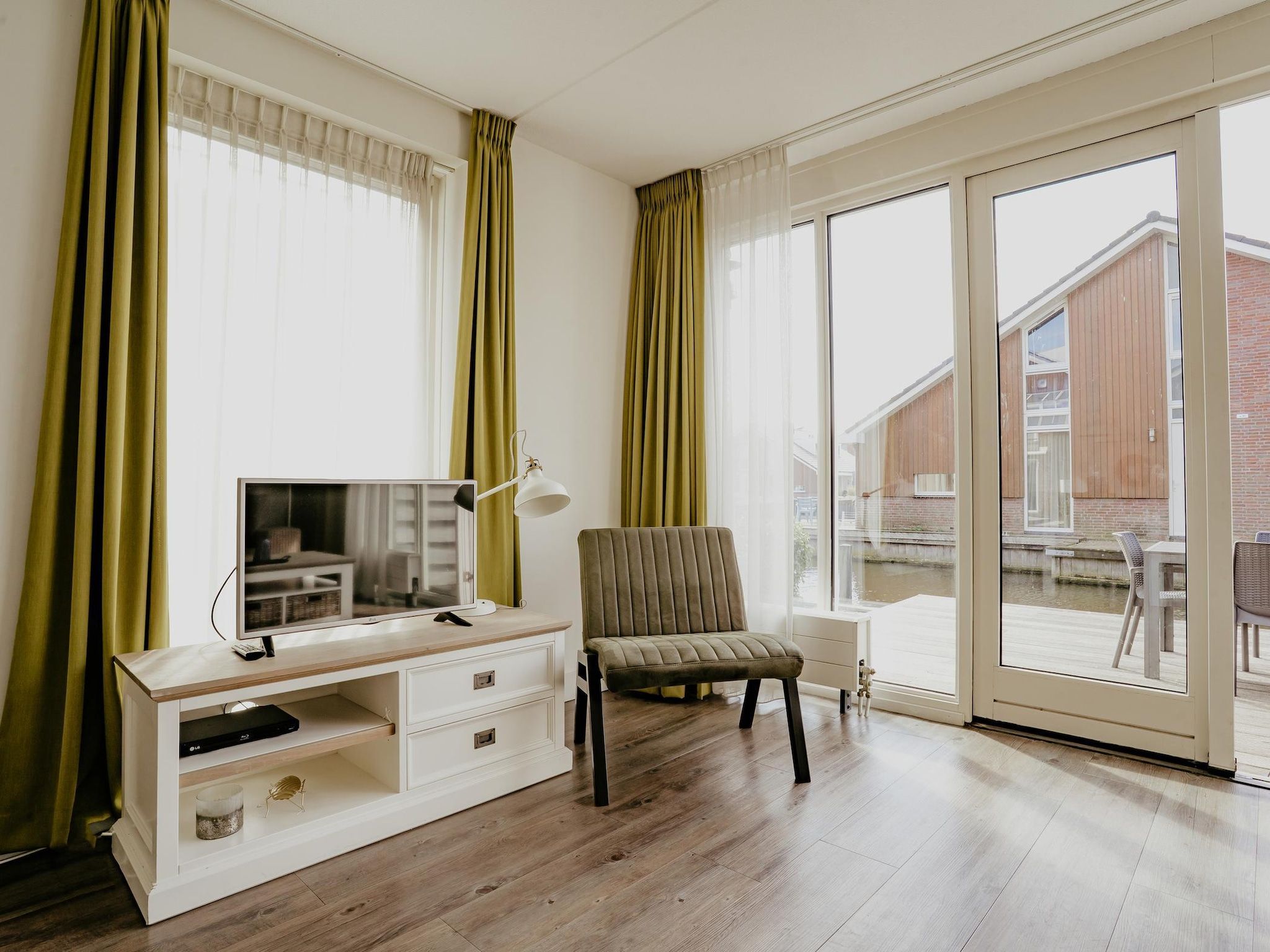 De woonkamer van Waterpark de Meerparel 8 in Uitgeest