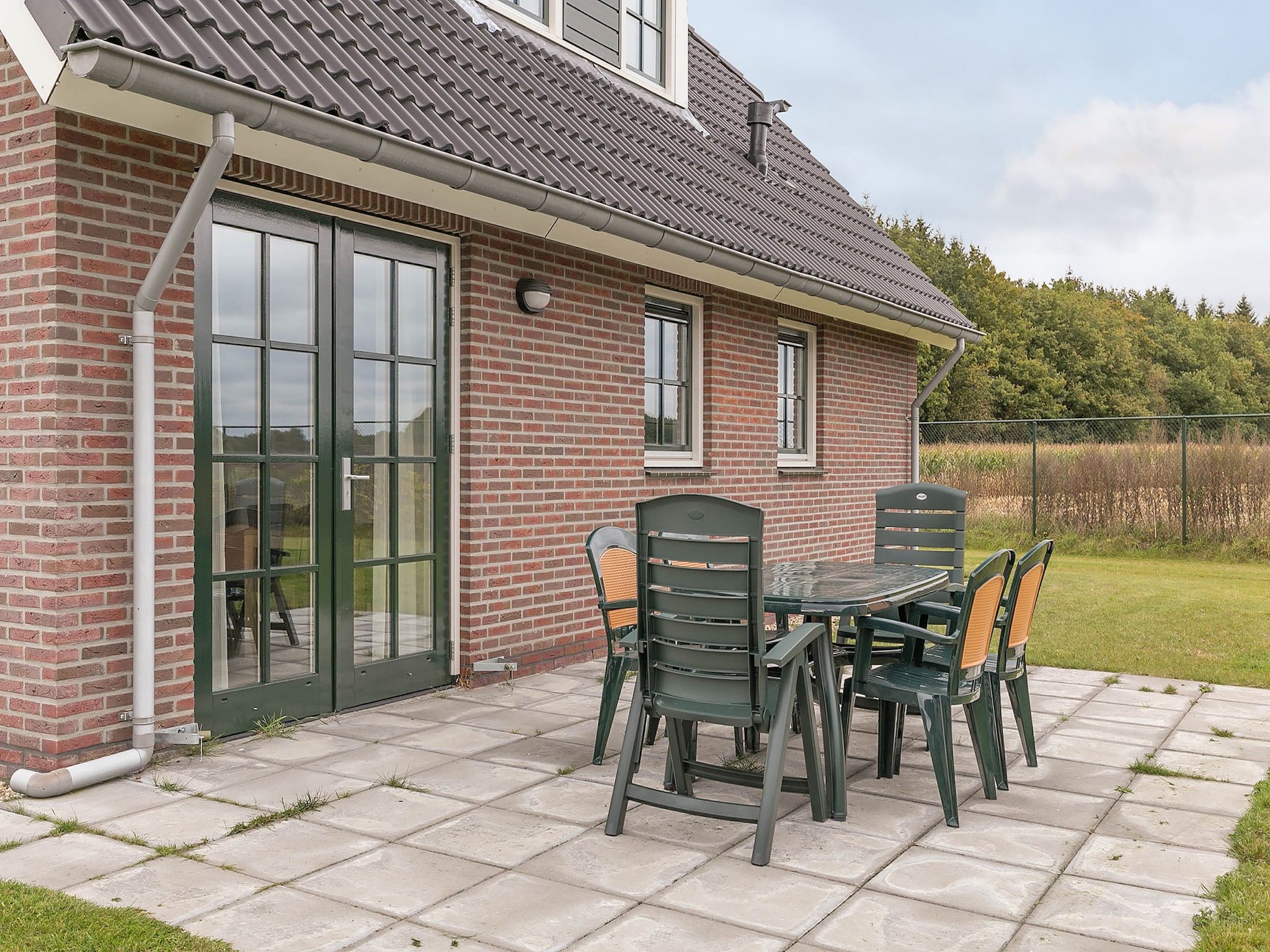 Het terras van Villaparc Schoonhovenseland in Hollandscheveld