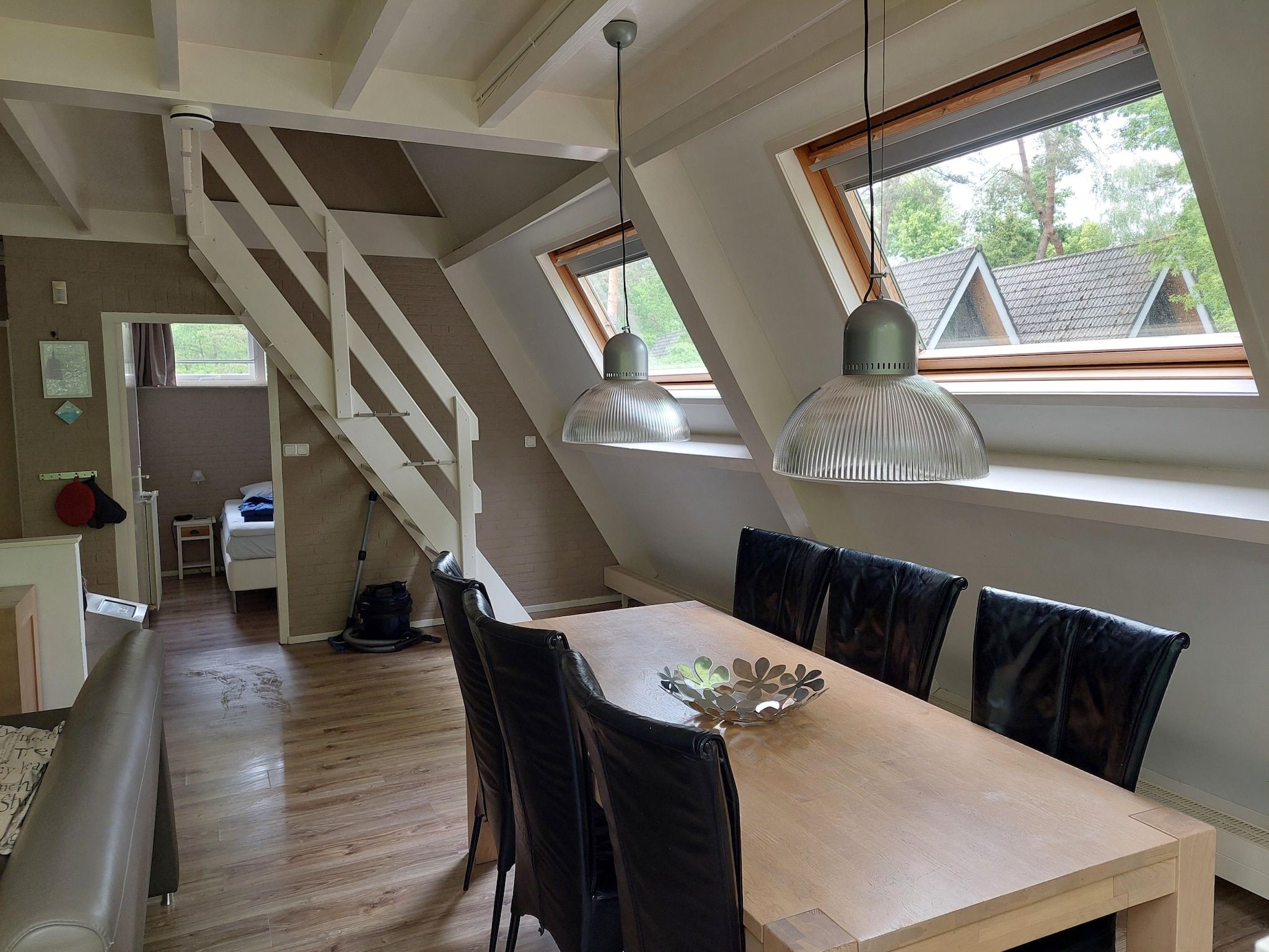 De eetkamer van Bungalow 87 in Stramproy