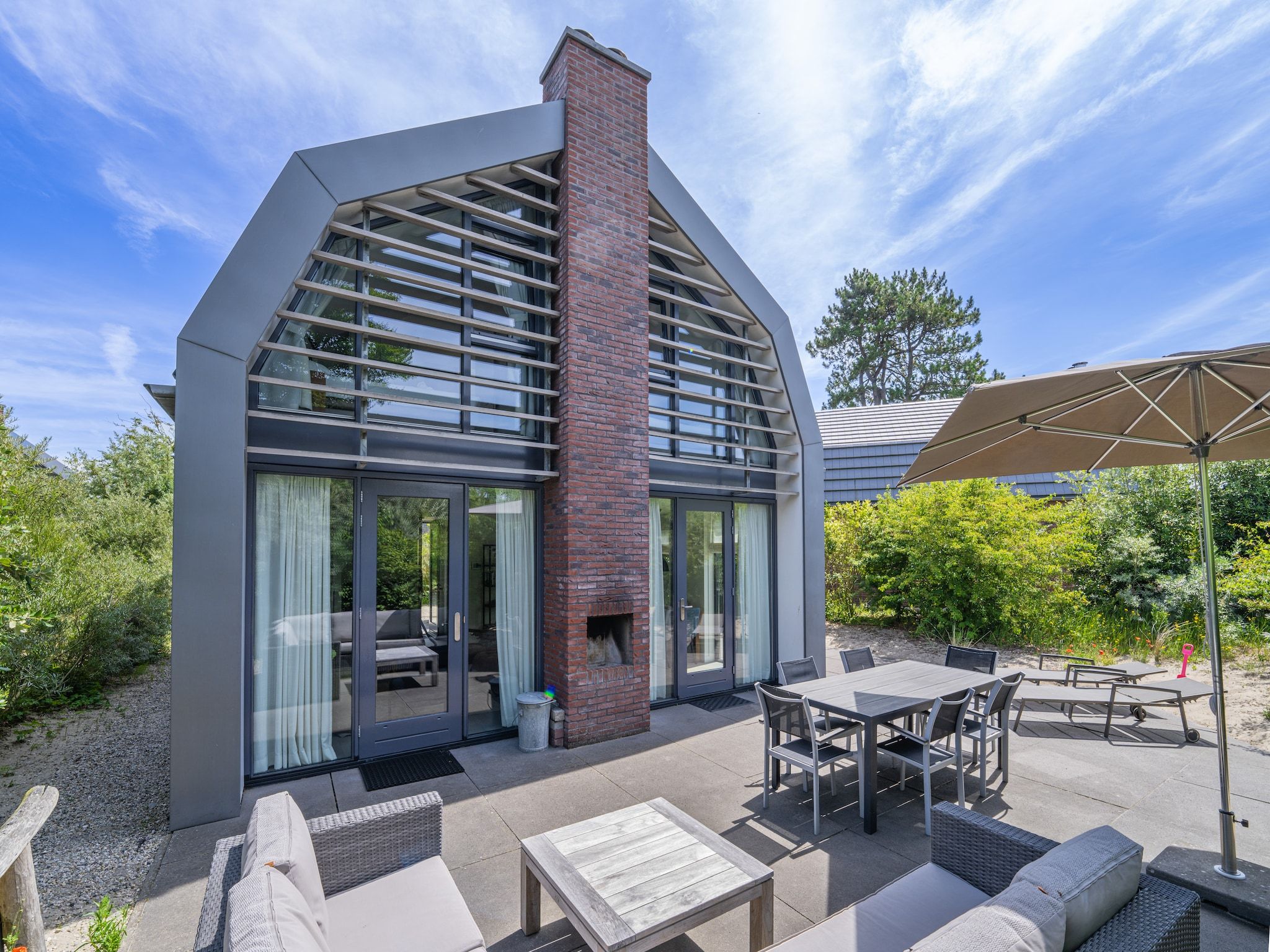 De buitenkant van Villa Egmond in Egmond aan den Hoef