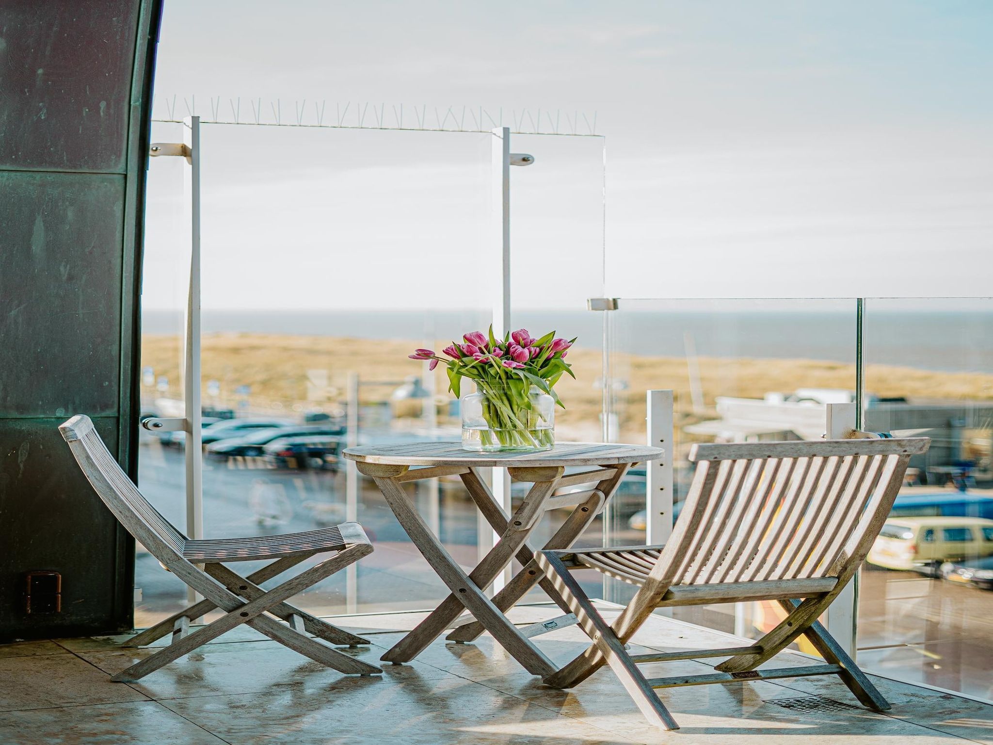 Het terras van De ZeeParel Pink Shrimp in Egmond aan zee