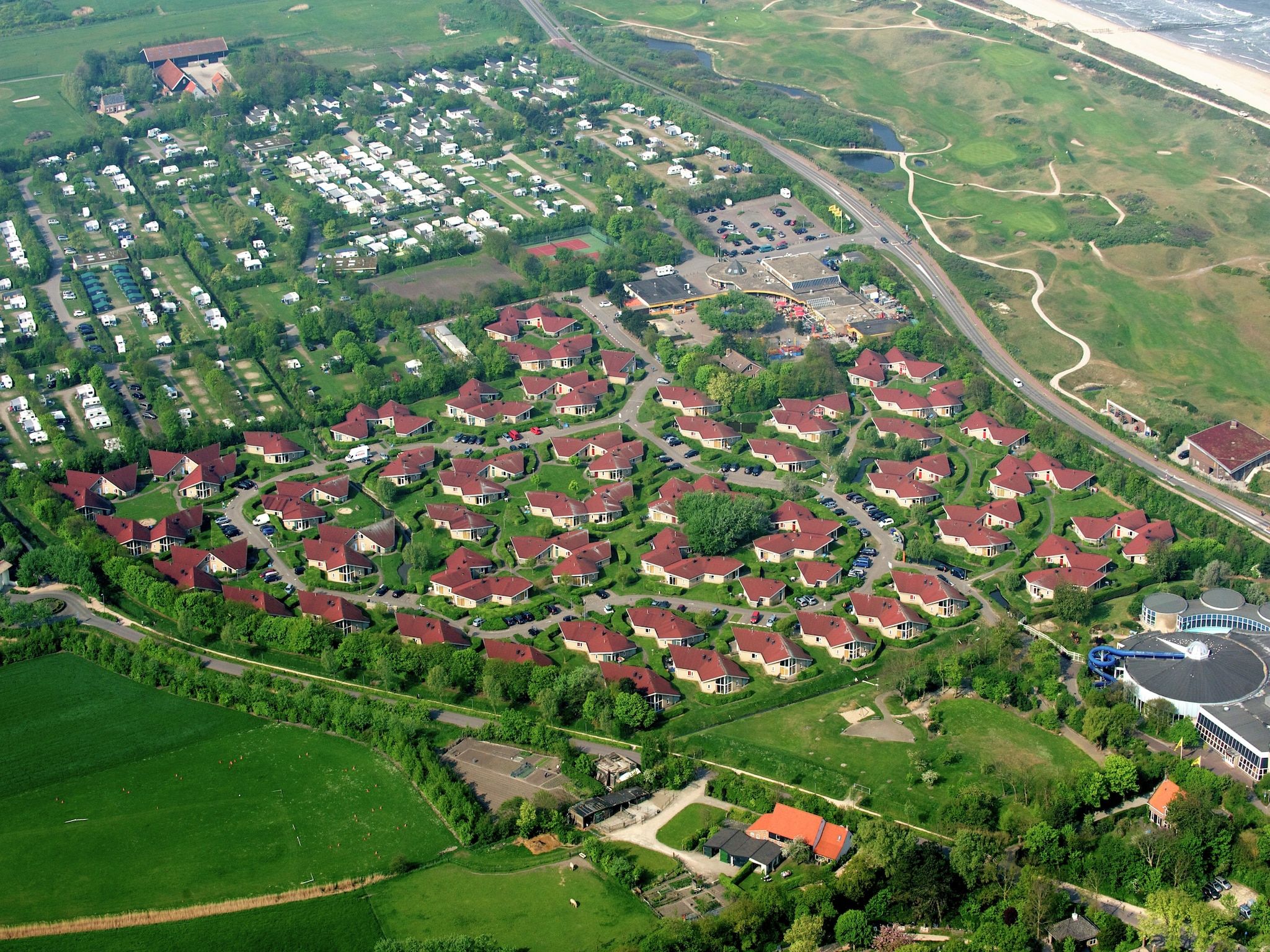 De buitenkant van Vakantiepark Hof Domburg 10 in Domburg