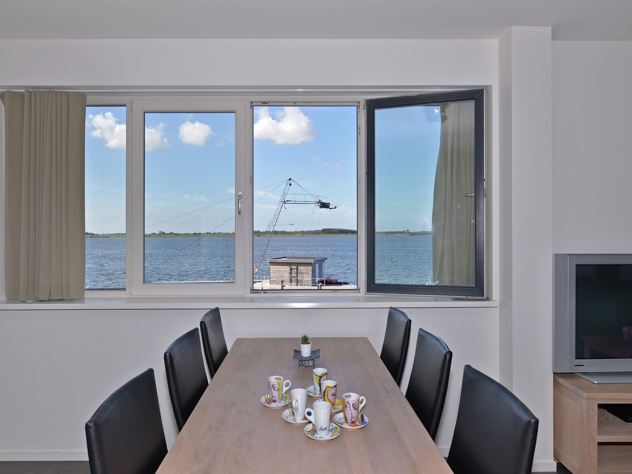 De eetkamer van Penthouse XXL 4ab in Kamperland