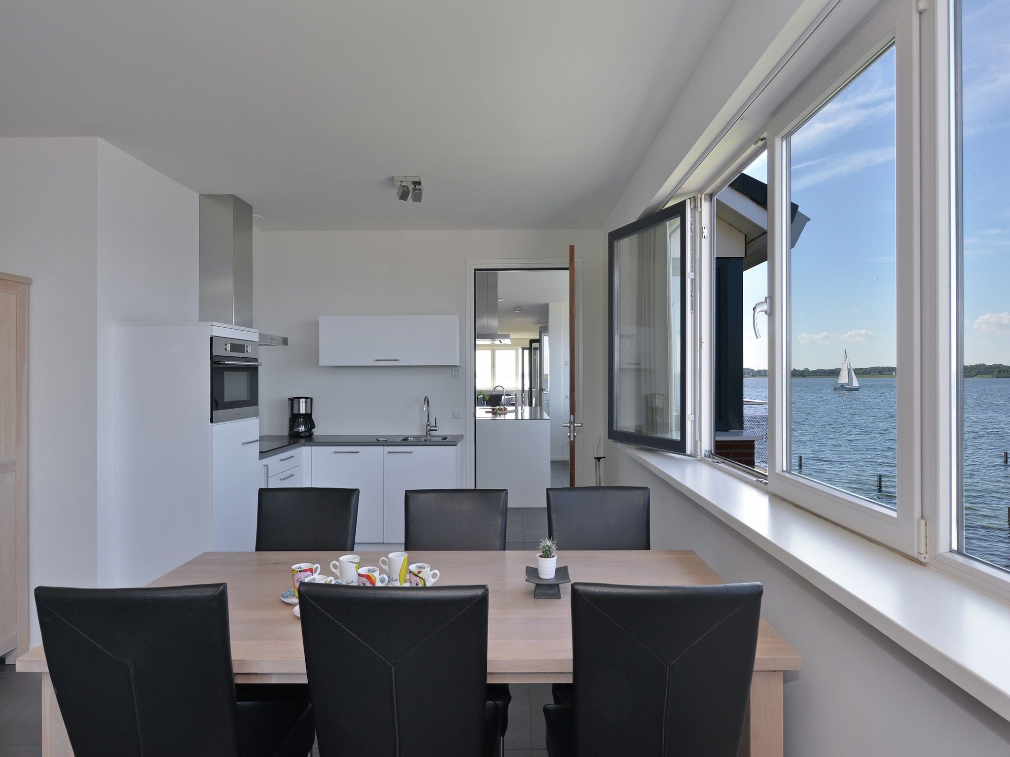 De eetkamer van Penthouse XXL 4ab in Kamperland