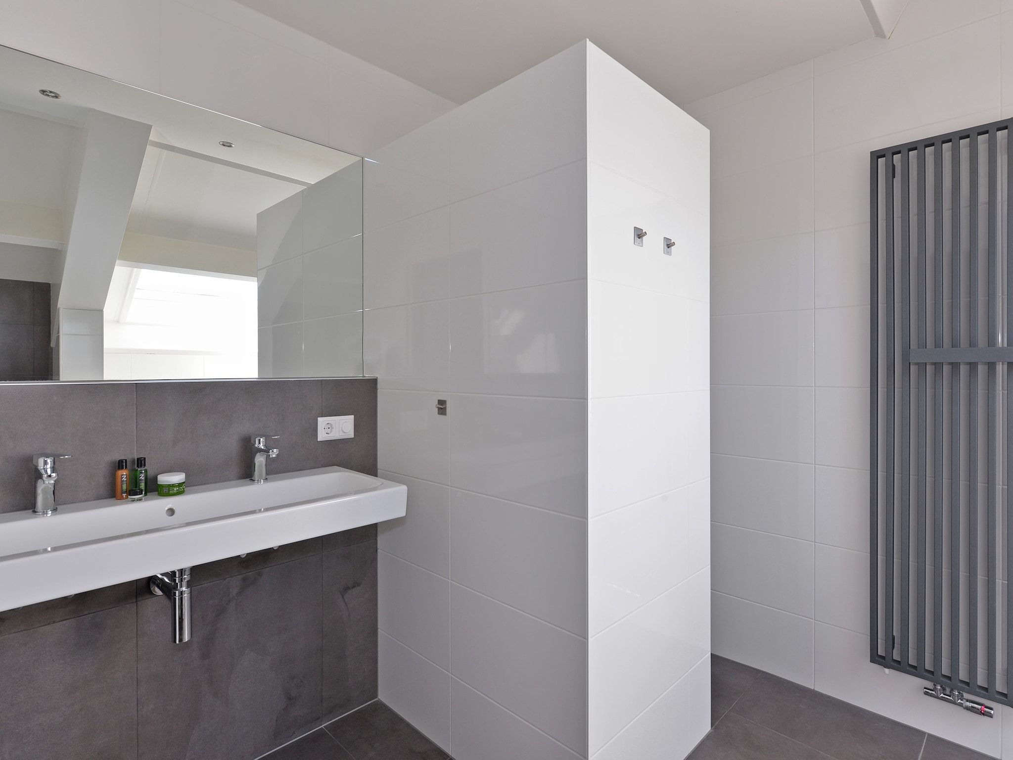 De badkamer van Penthouse XXL 4ab in Kamperland