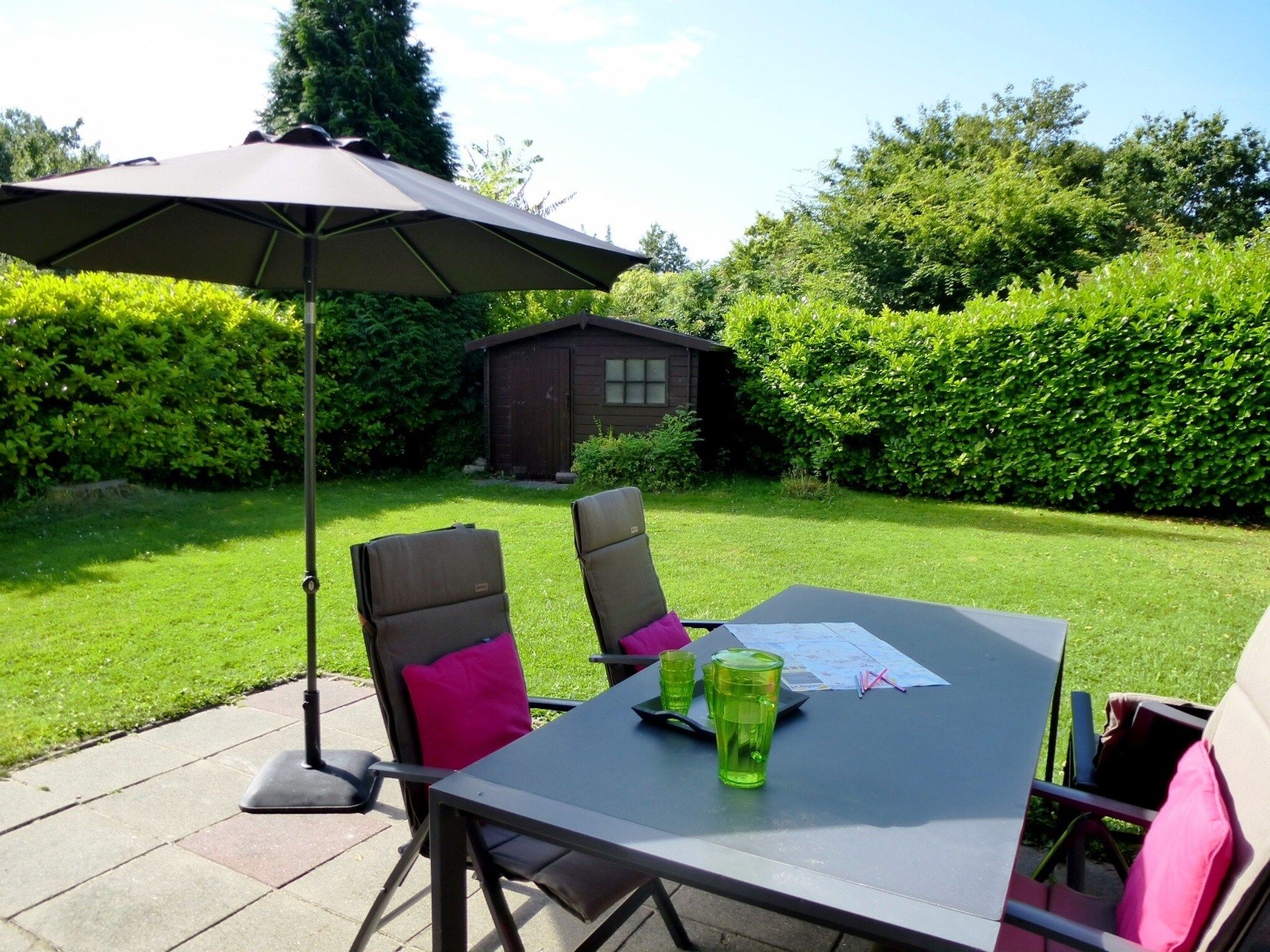 Het terras van Zwanenlaan 13 in Kamperland