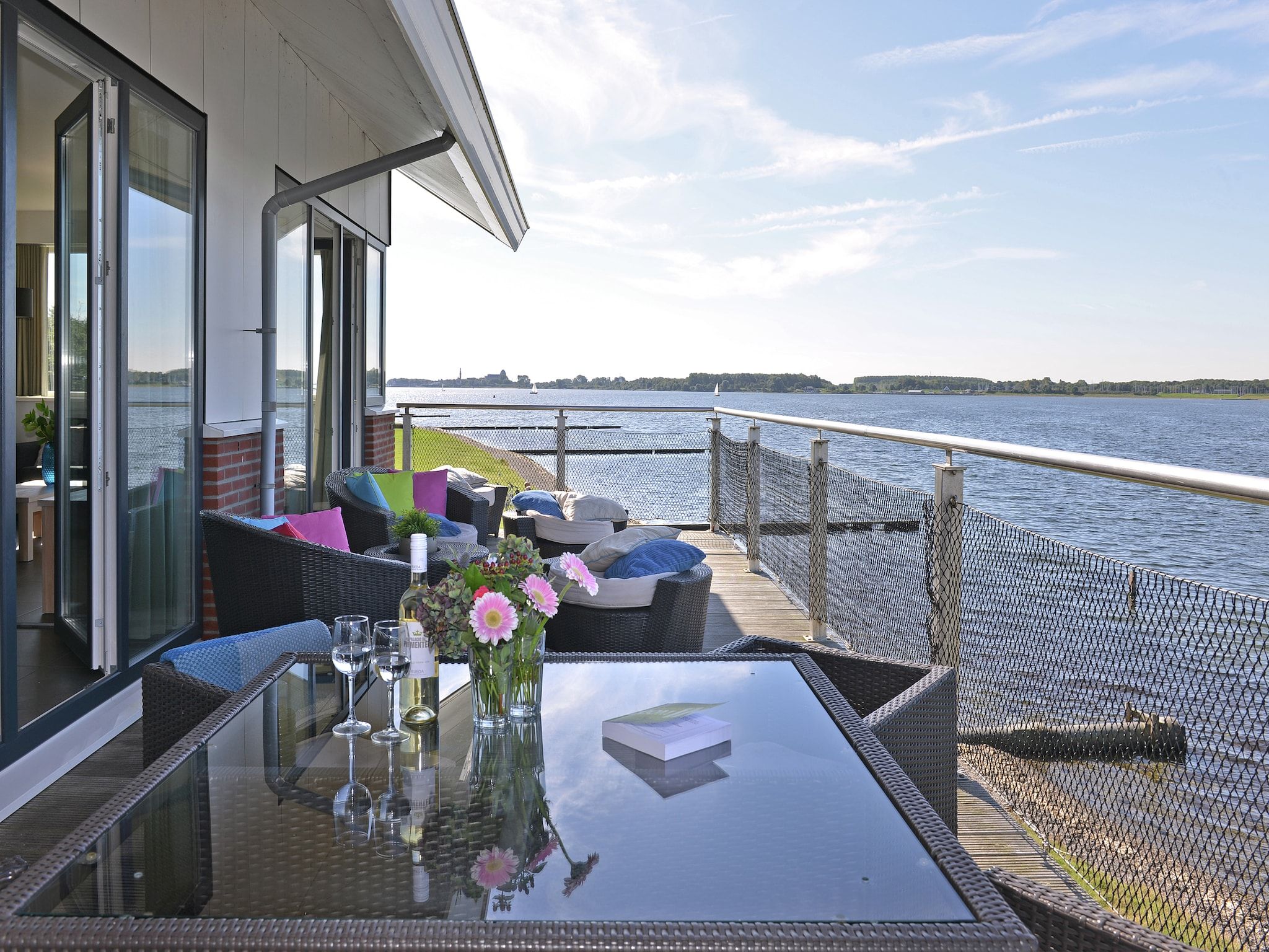 Het terras van Penthouse 4a - De Schotsman Watersport in Kamperland