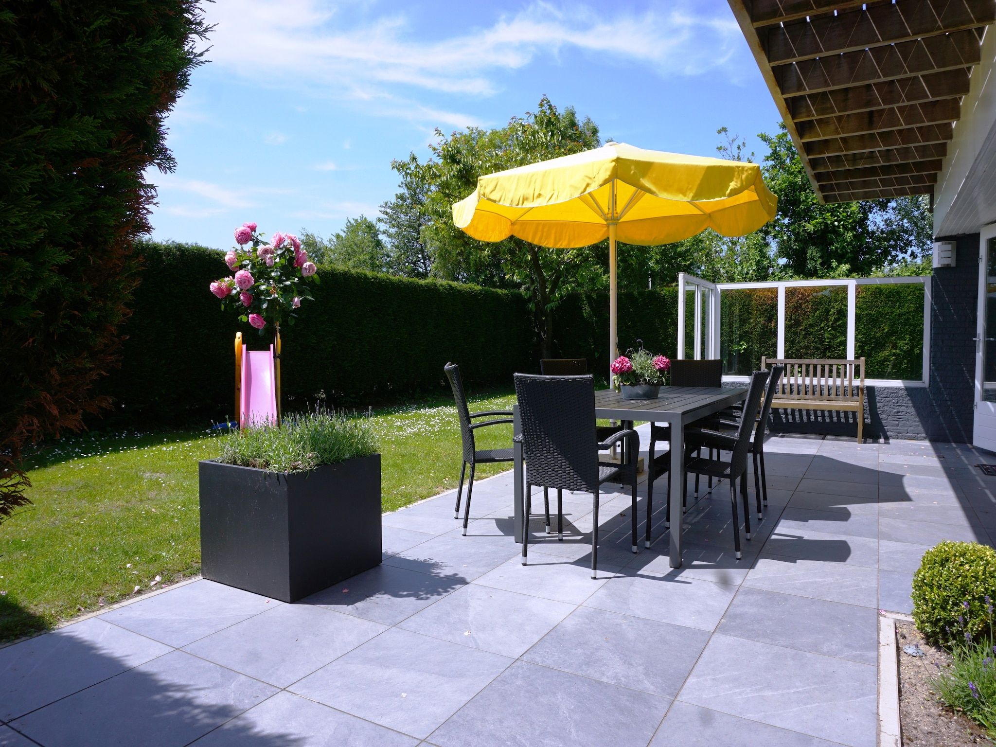 Het terras van Cederlaan 8 in Kamperland