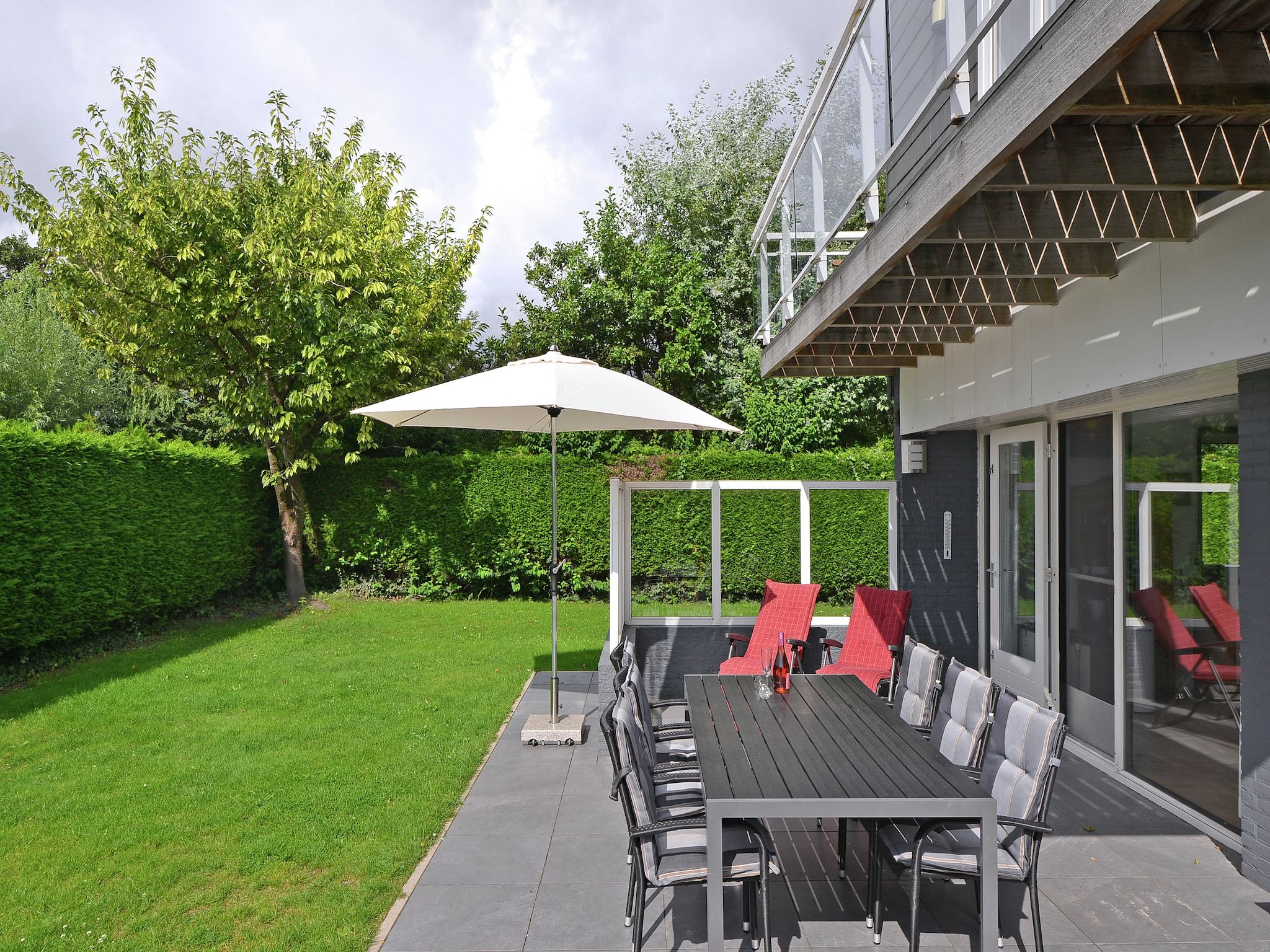 Het terras van Cederlaan 8 in Kamperland