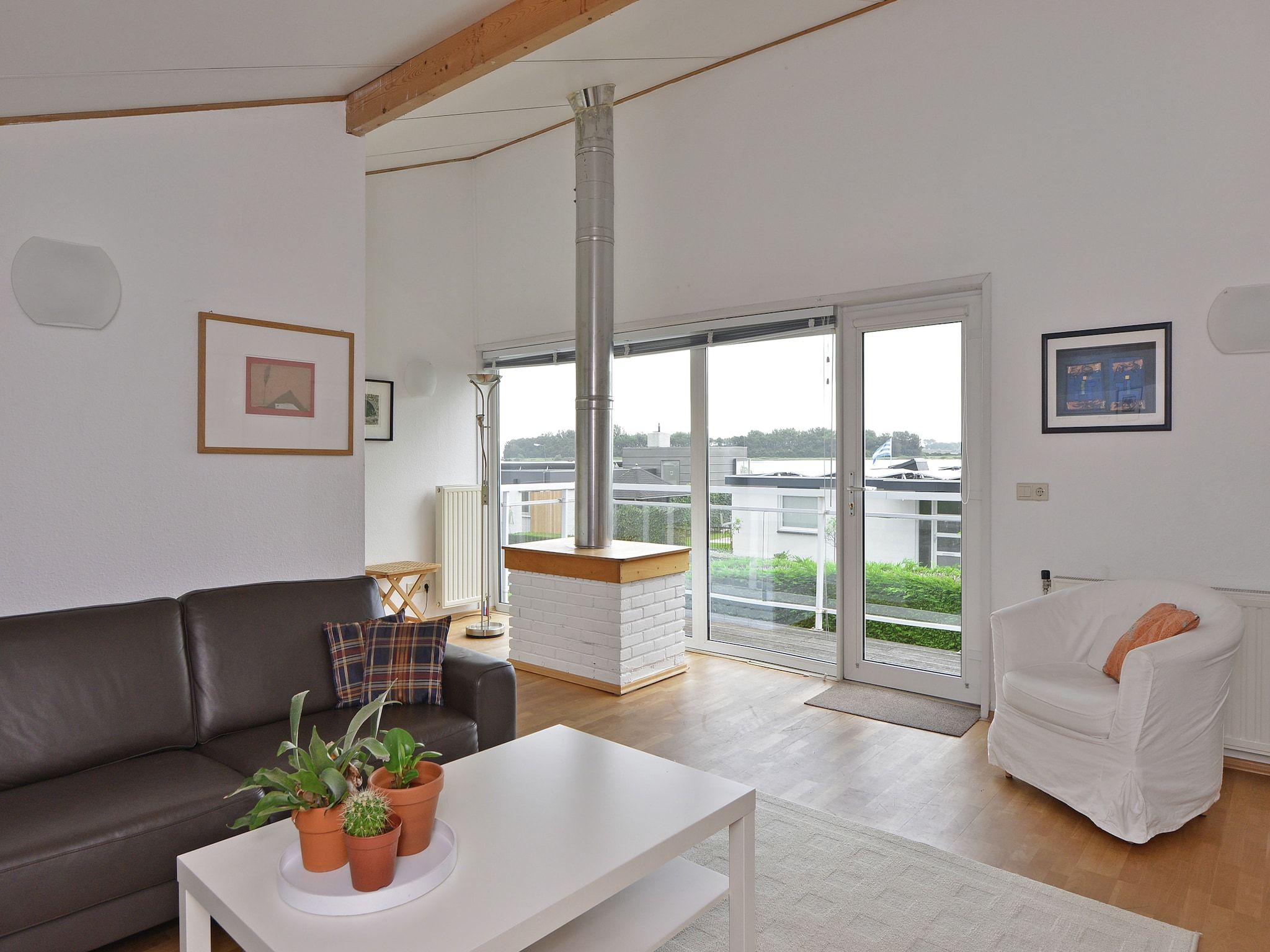 De woonkamer van Cederlaan 8 in Kamperland