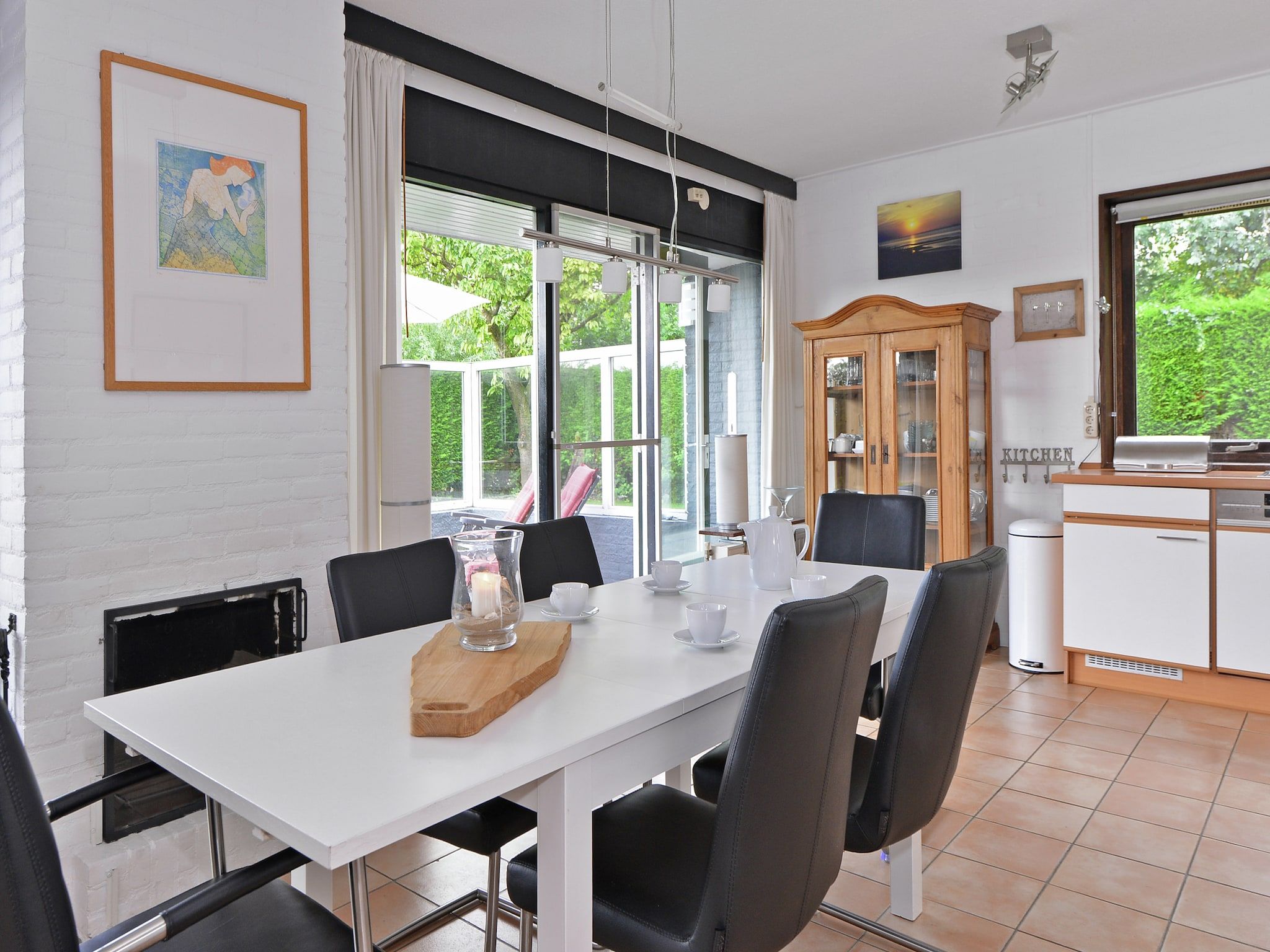 De eetkamer van Cederlaan 8 in Kamperland