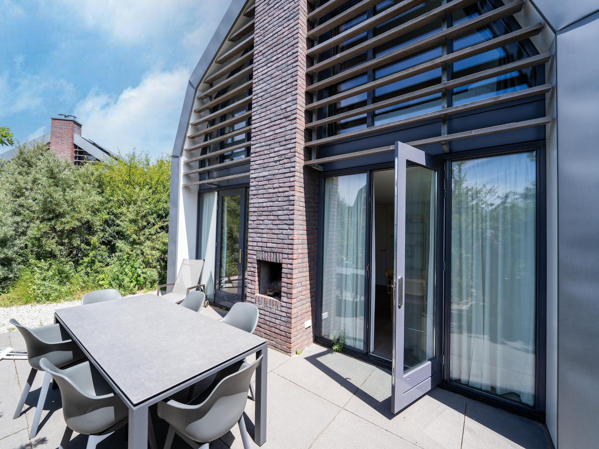 Het terras van Onder de molen in Egmond aan den Hoef