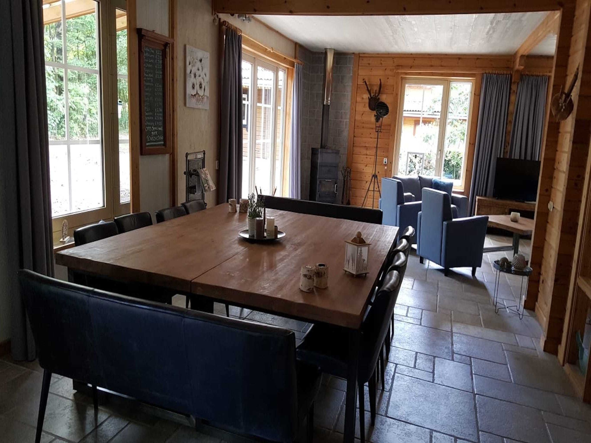 De woonkamer van Vakantiepark De Rimboe & De Woeste Hoogte 1 in Hoenderloo