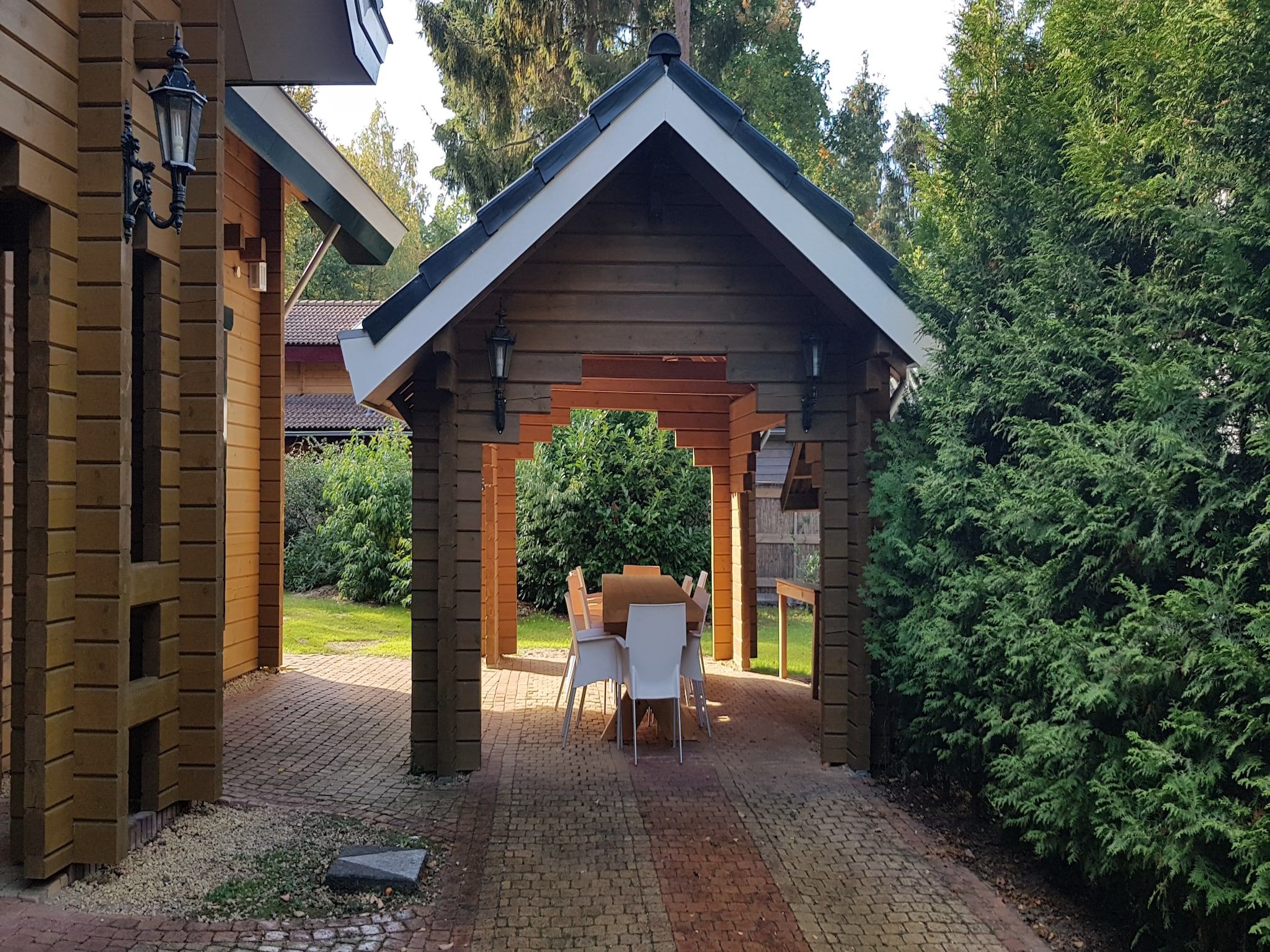 Het terras van Vakantiepark De Rimboe & De Woeste Hoogte 1 in Hoenderloo