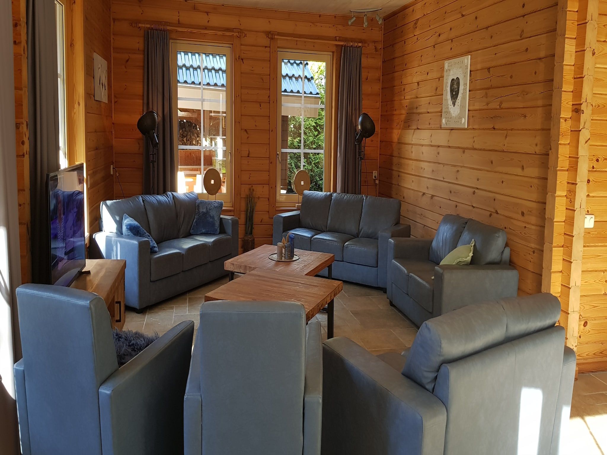 De woonkamer van Vakantiepark De Rimboe & De Woeste Hoogte 1 in Hoenderloo