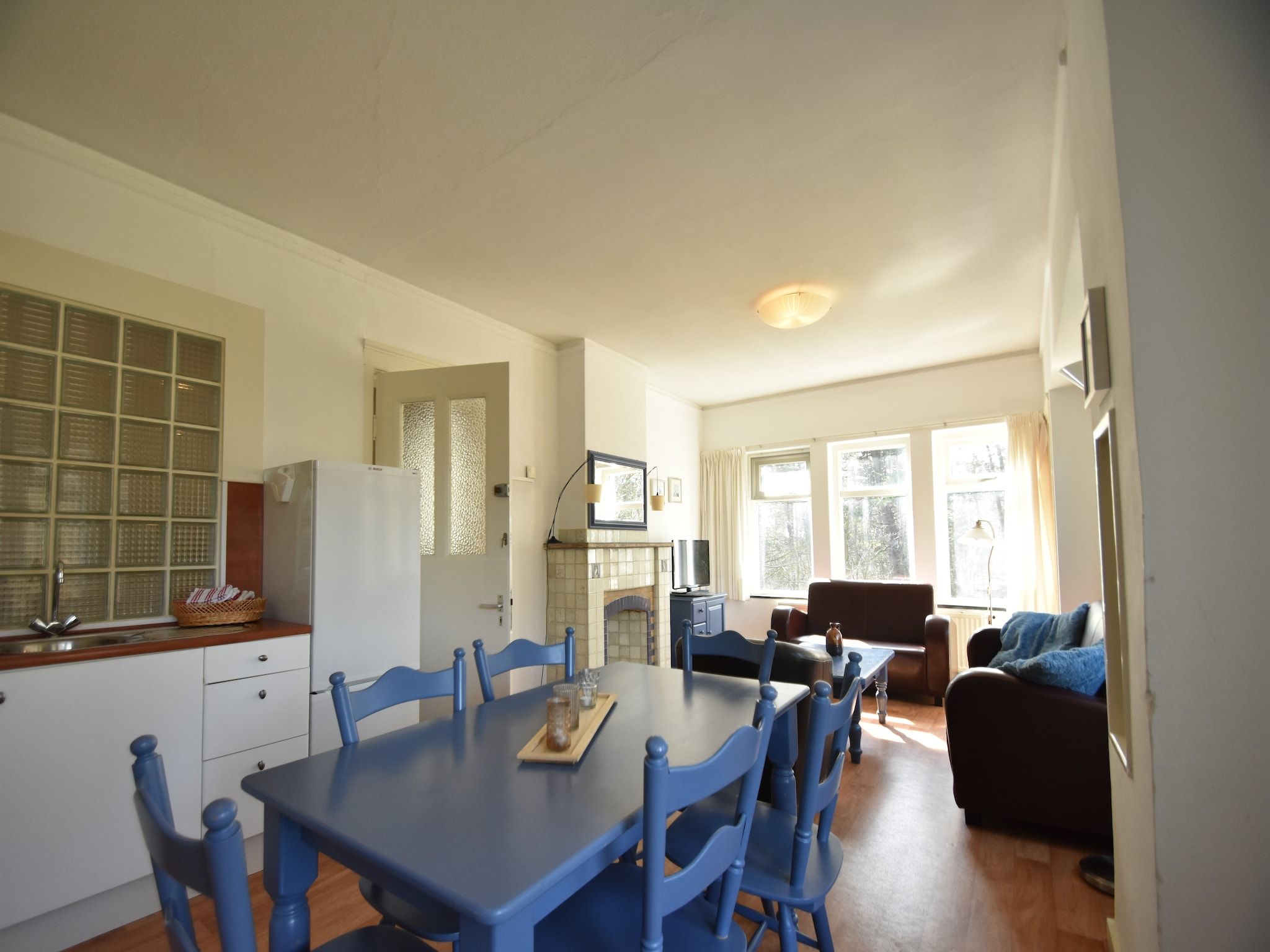 De eetkamer van Huize Glory Turkoois in Bergen aan Zee