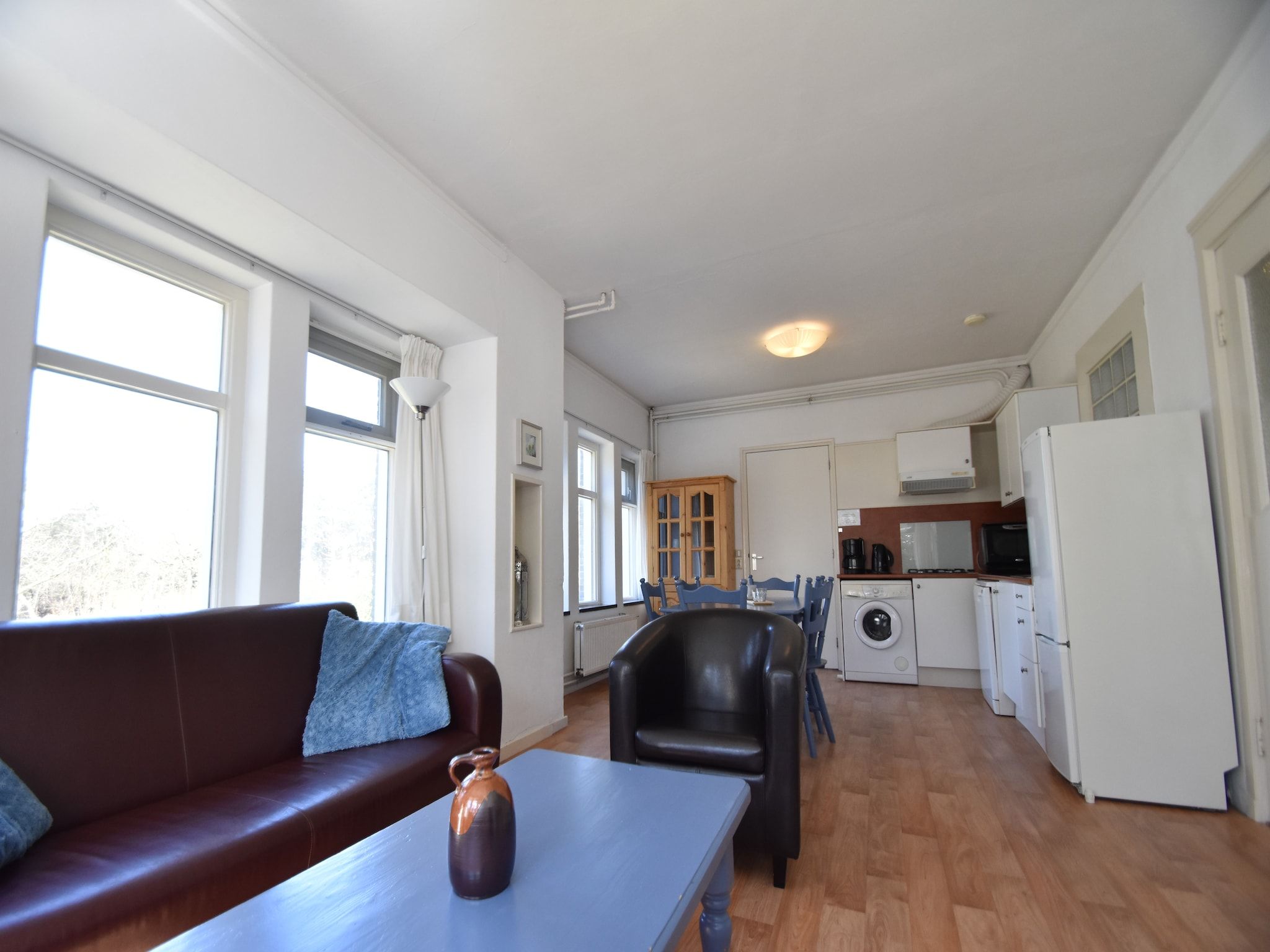 De woonkamer van Huize Glory Turkoois in Bergen aan Zee