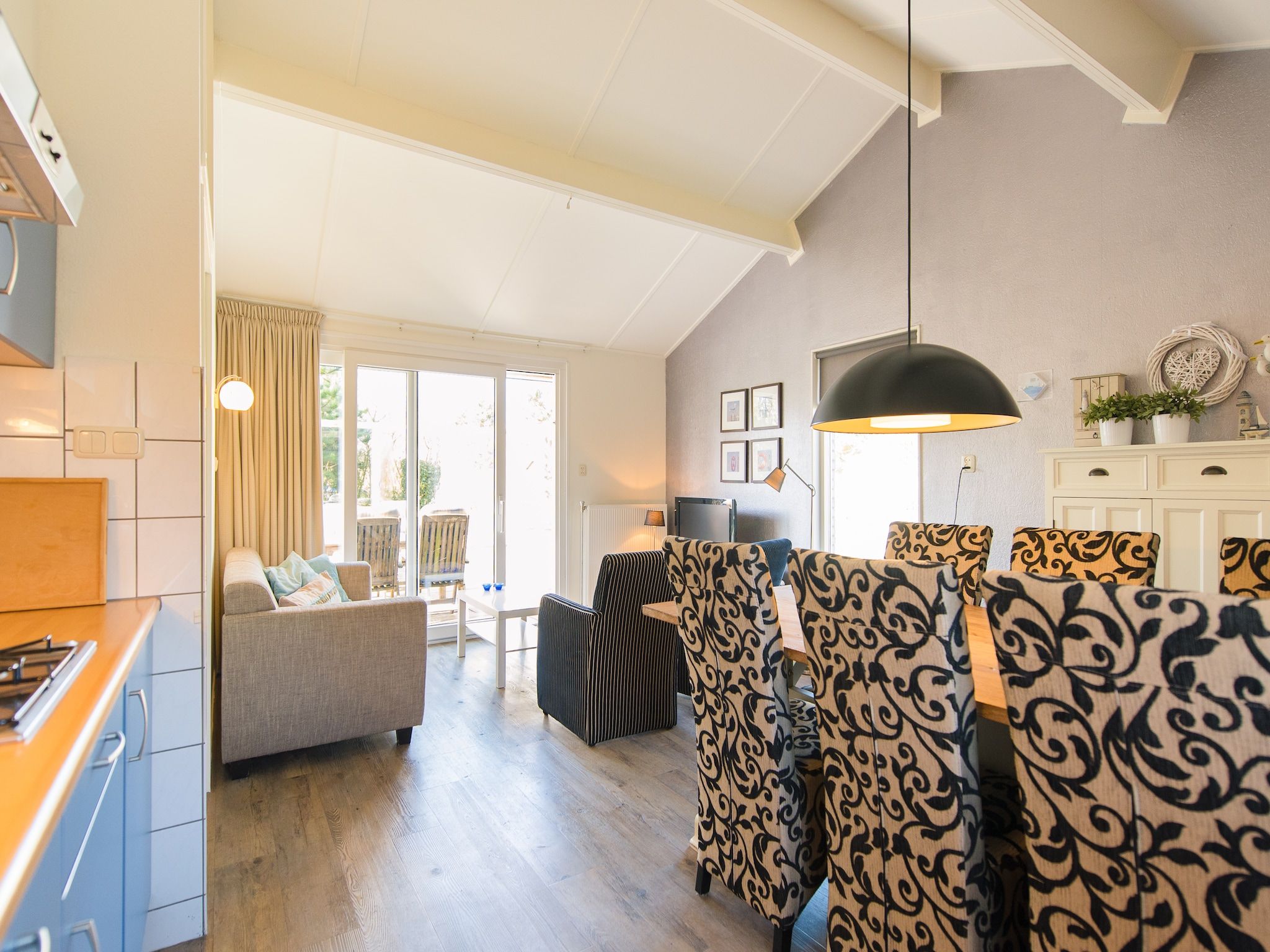 De keuken van Vakantiepark Boomhiemke 11 in Hollum