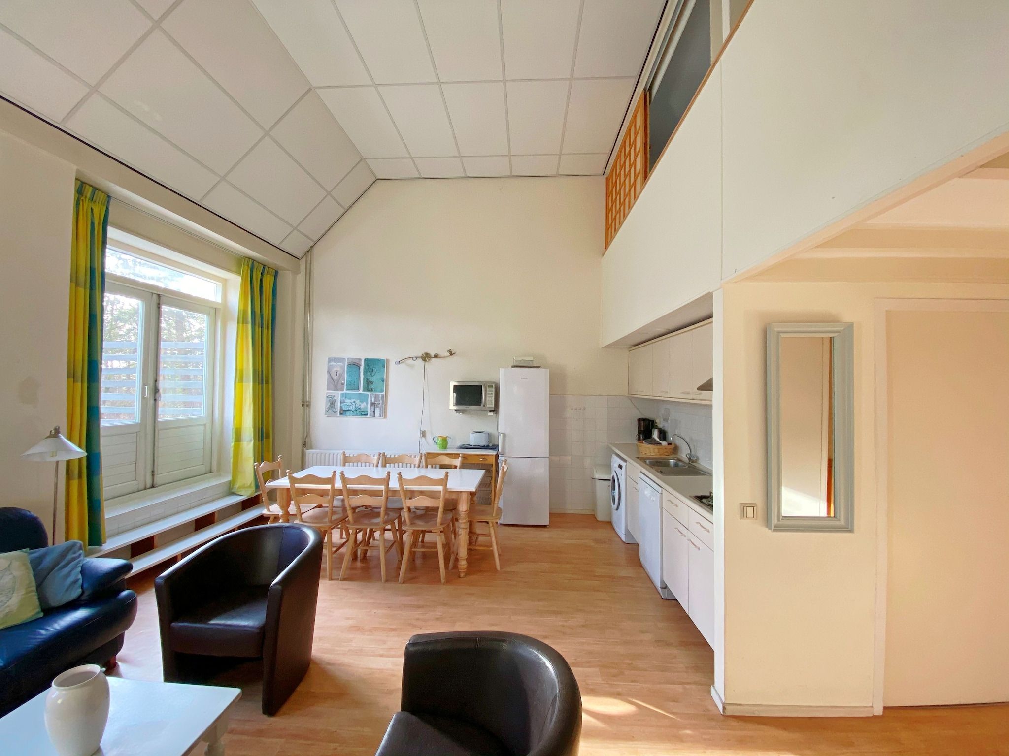 De woonkamer van Huize Glory Diamant in Bergen aan zee
