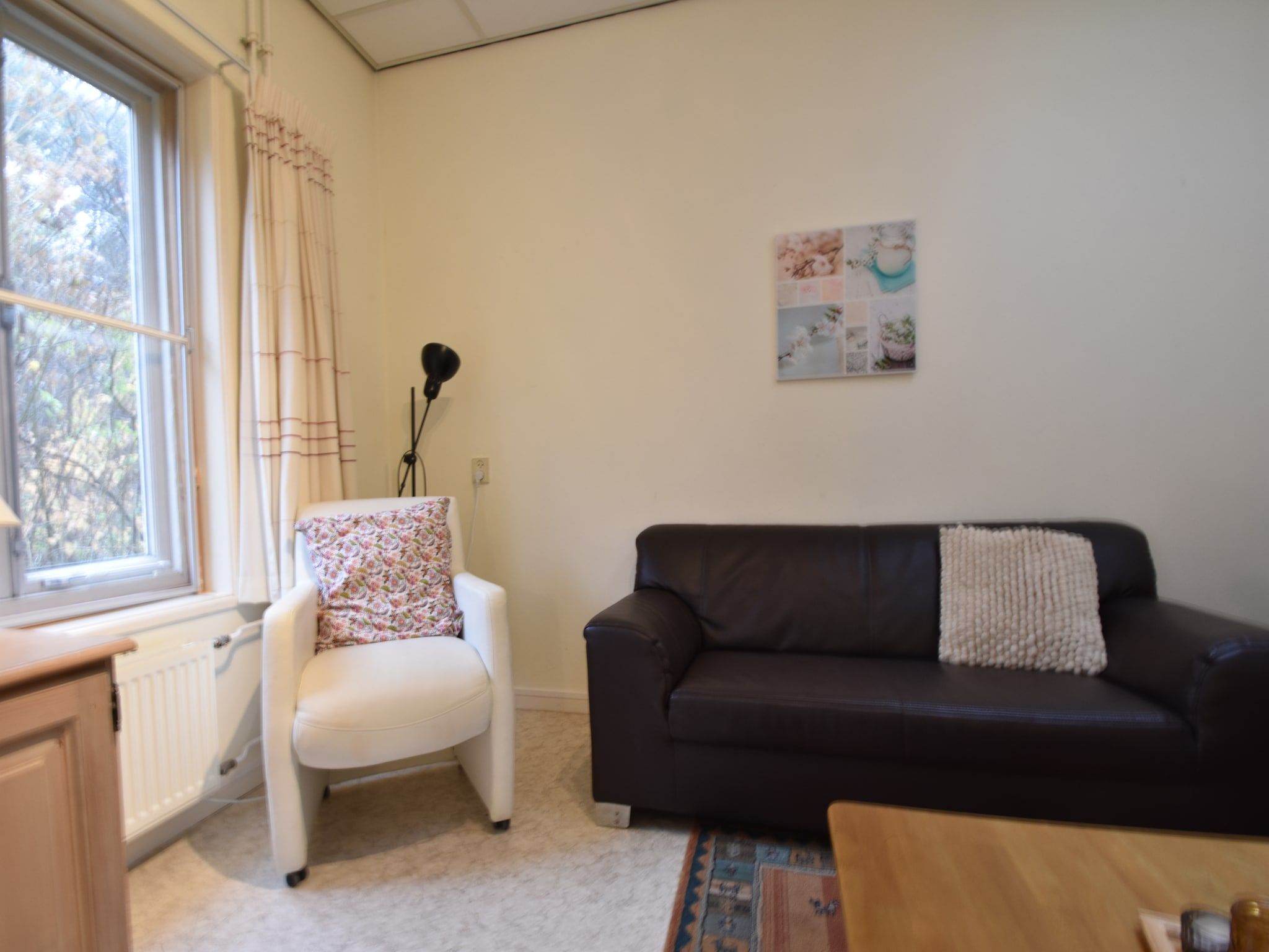 De woonkamer van Huize Glory Granaat in Bergen aan zee