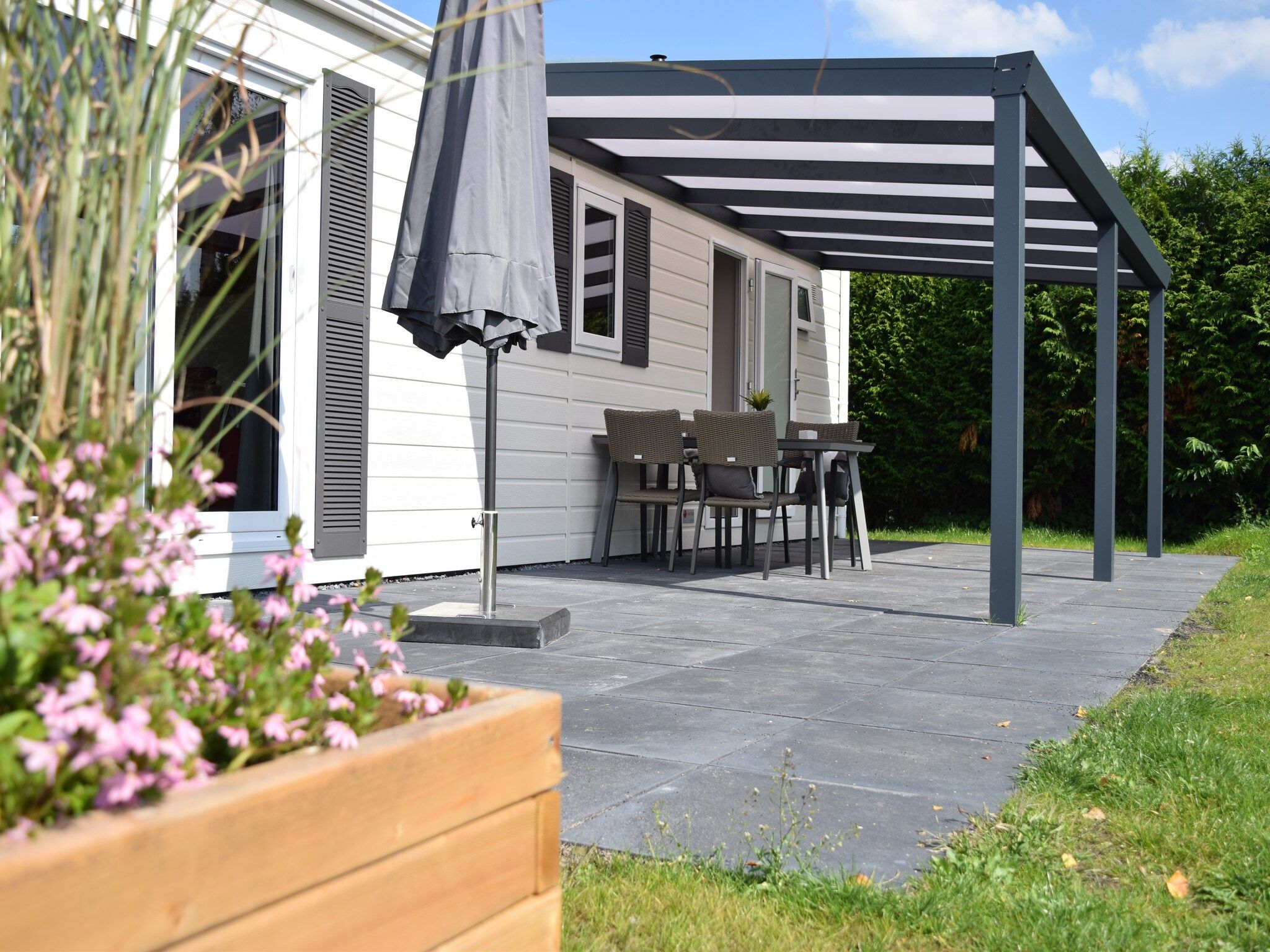Het terras van Recreatiepark de Boshoek 4 in Voorthuizen