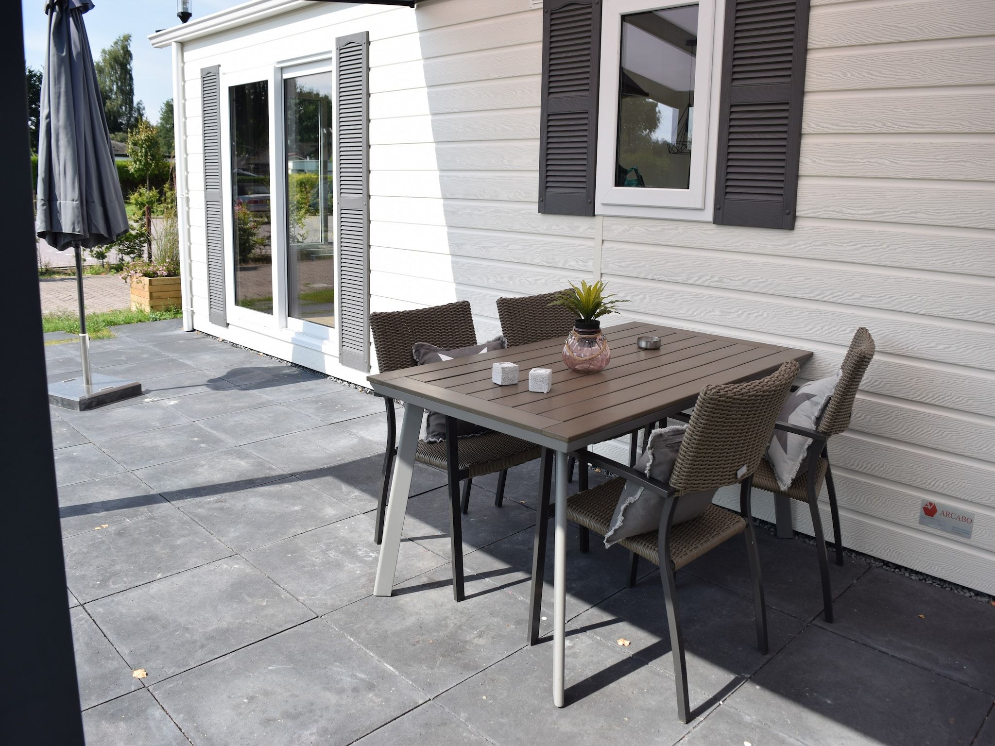 Het terras van Recreatiepark de Boshoek 4 in Voorthuizen