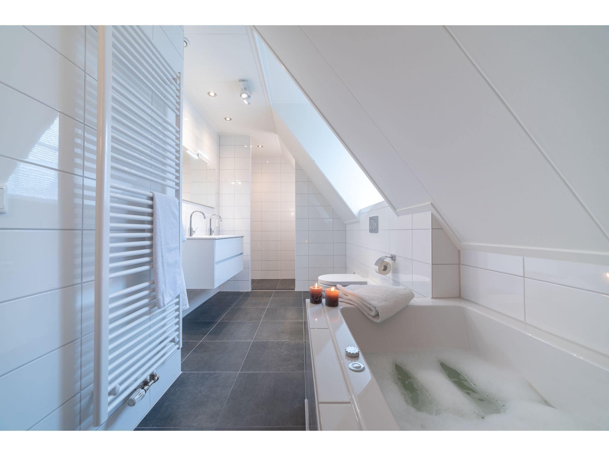 De badkamer van 8 pers met jacuzzi in Colijnsplaat