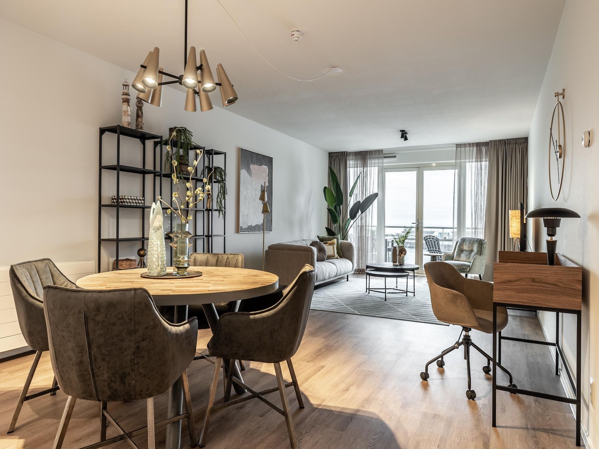 De eetkamer van Scheveningen Harbour 50B in Scheveningen